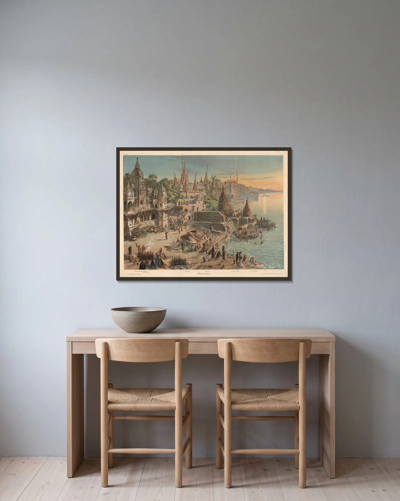 Benares av Adolf Lehmann inramad på en vägg