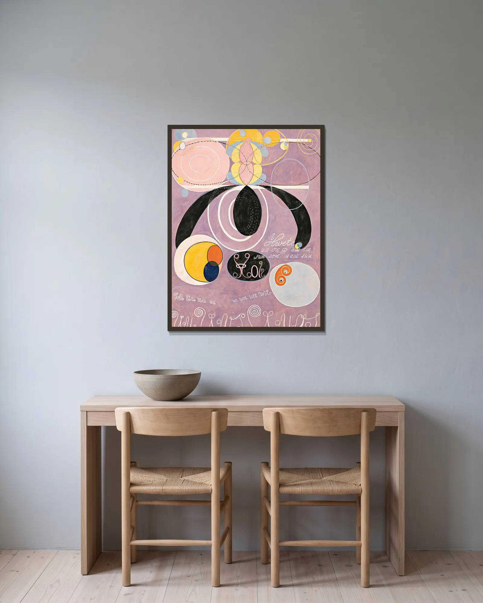 De tio största, nr 6 av Hilma af Klint inramad på en vägg