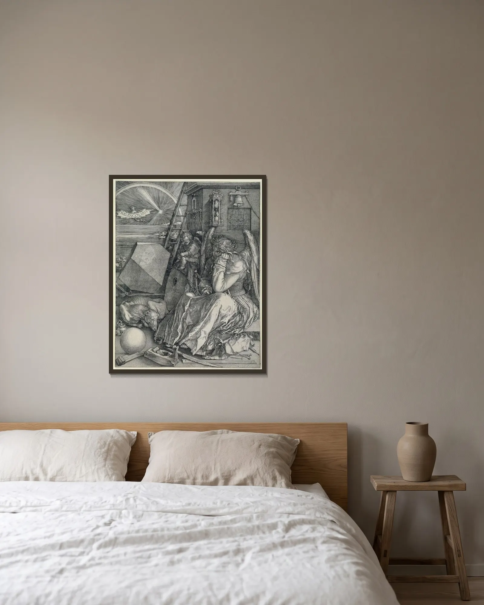 Melencolia I (The Melancholy), 1514 – nr 1 av Albrecht Dürer inramad på en vägg