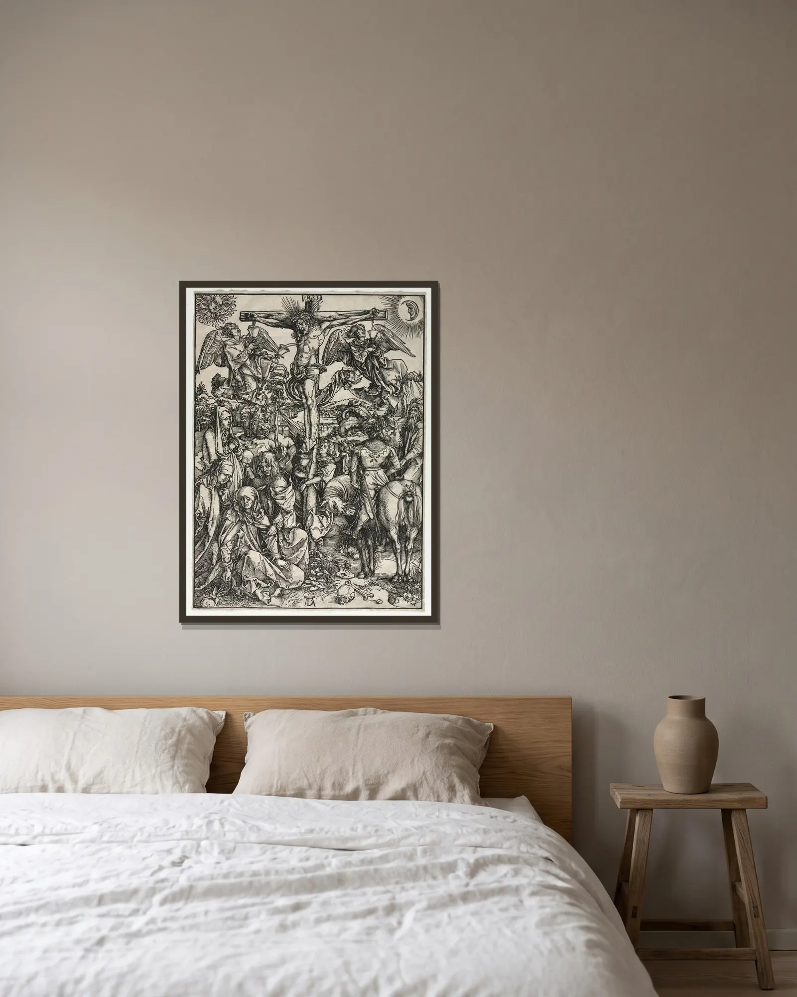 The Crucifixion, 1497 – nr 1 av Albrecht Dürer inramad på en vägg