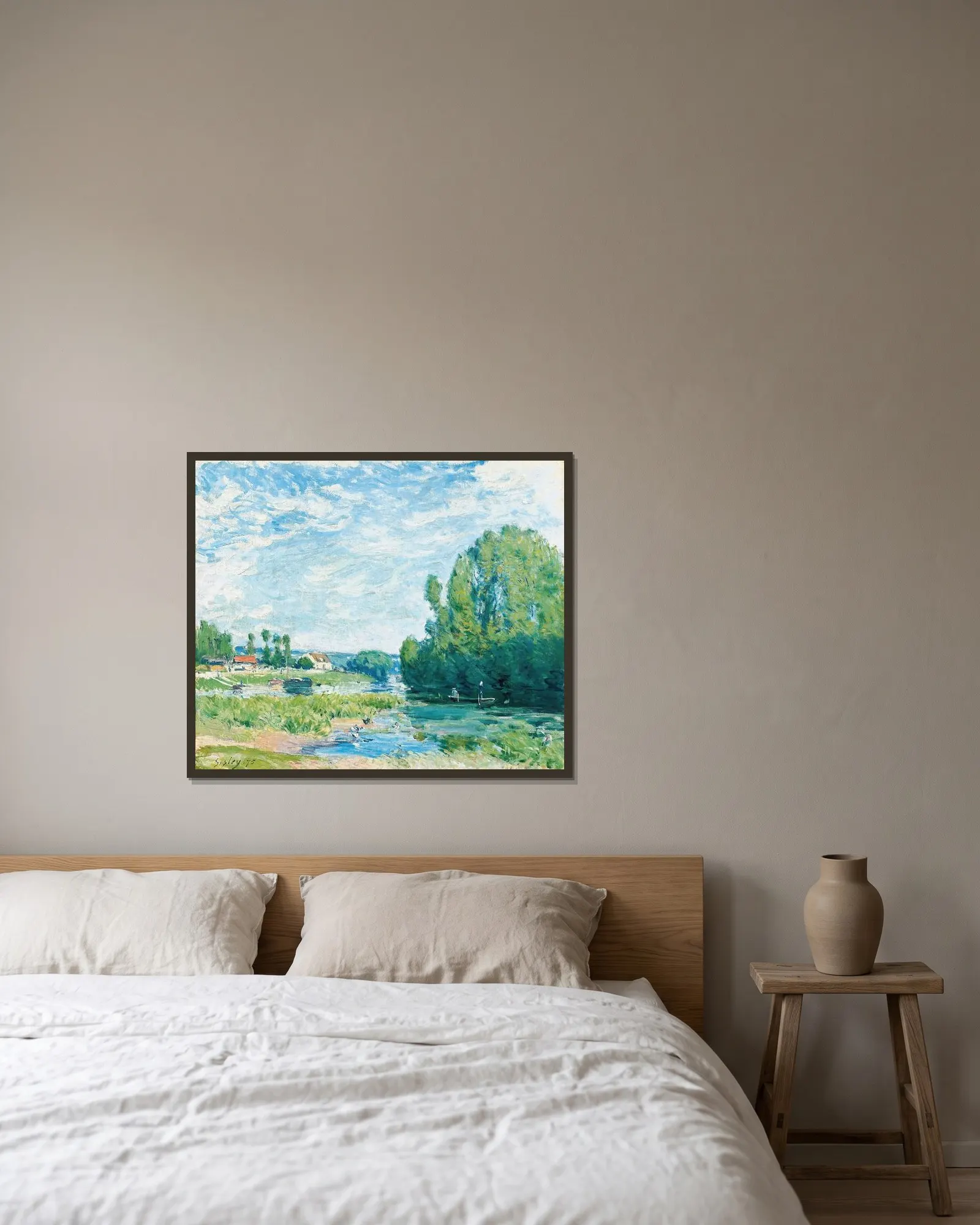 La Mare Aux Canards av Alfred Sisley inramad på en vägg