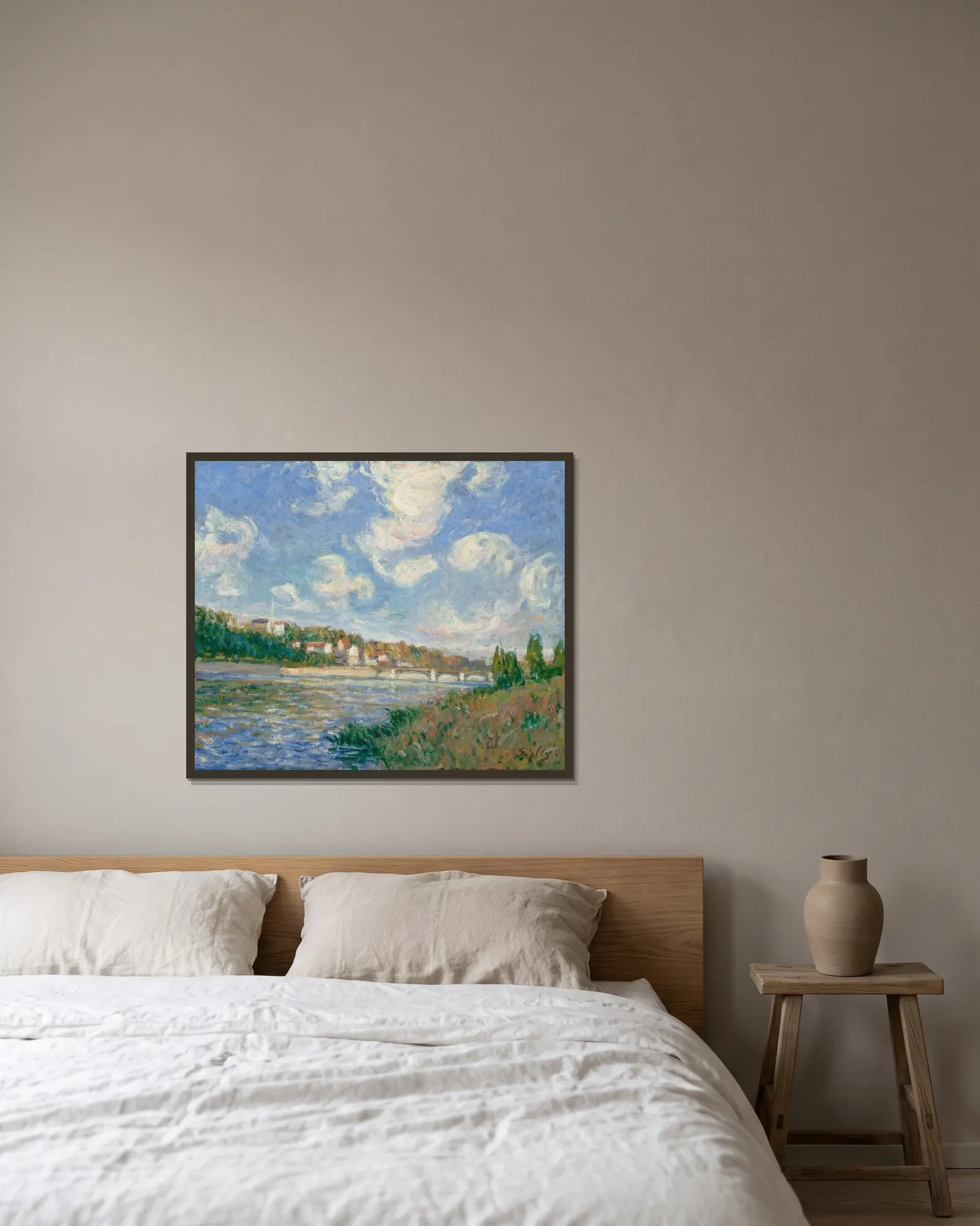 La Seine à Saint-Cloud av Alfred Sisley inramad på en vägg