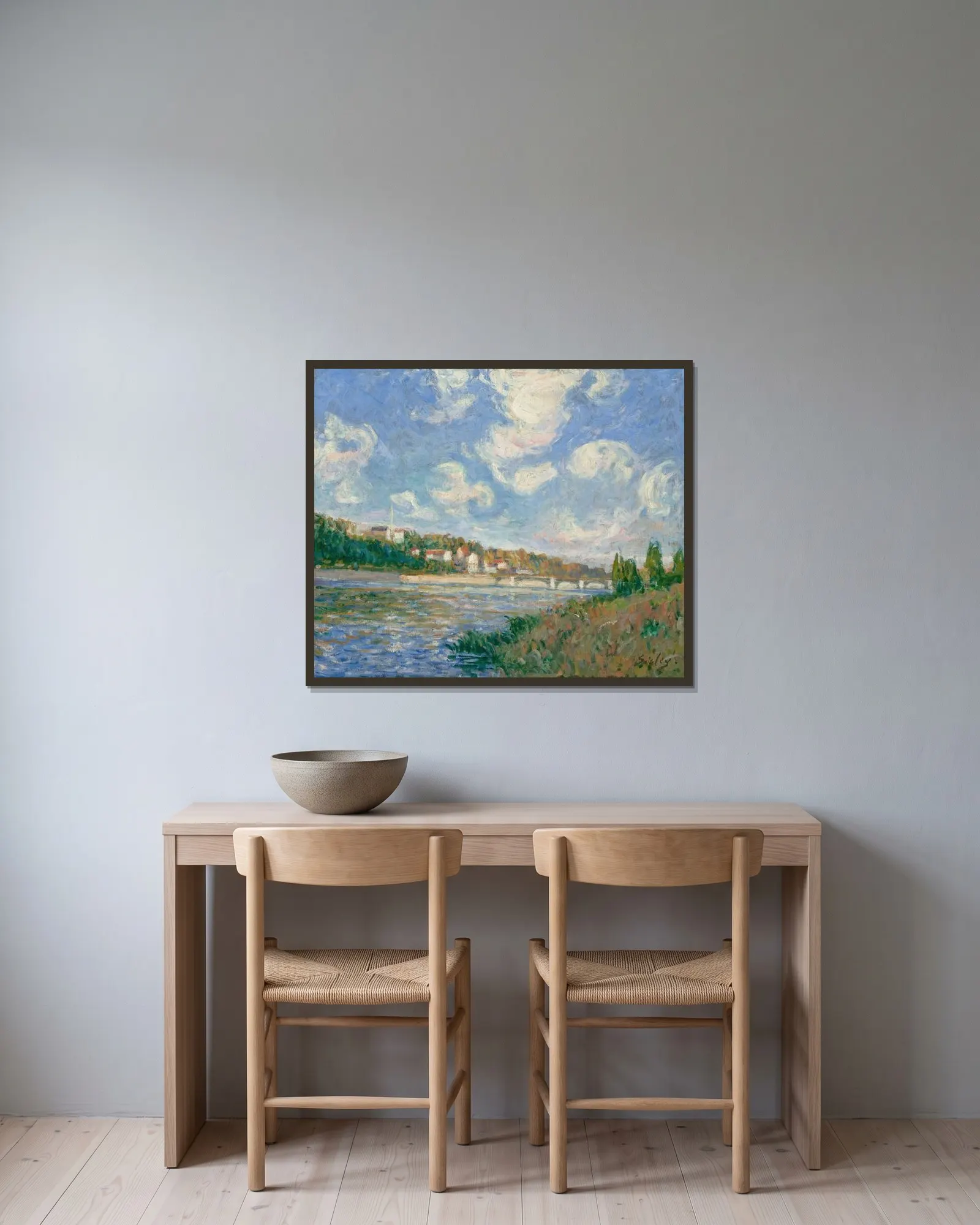 La Seine à Saint-Cloud av Alfred Sisley inramad på en vägg