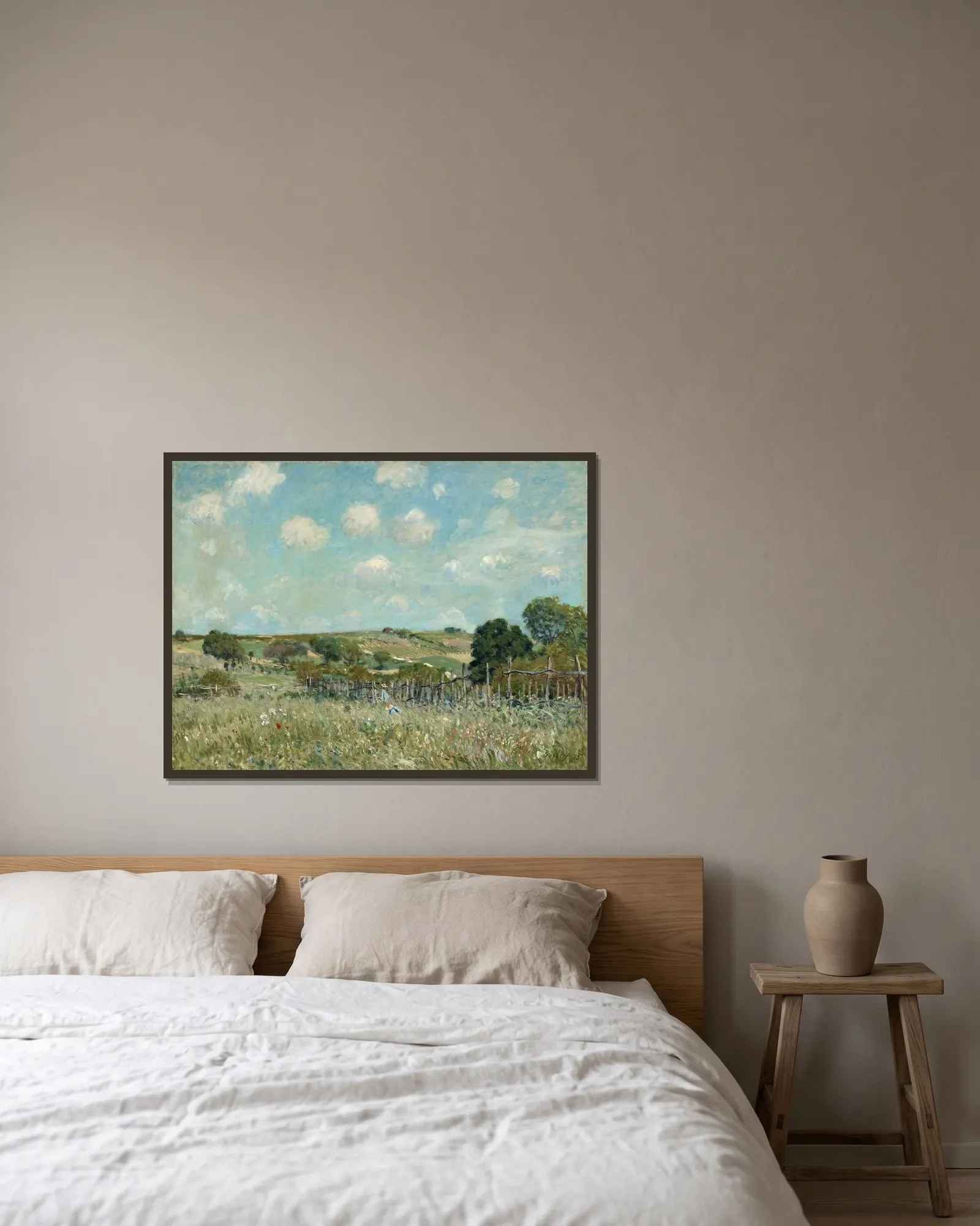 Meadow av Alfred Sisley inramad på en vägg