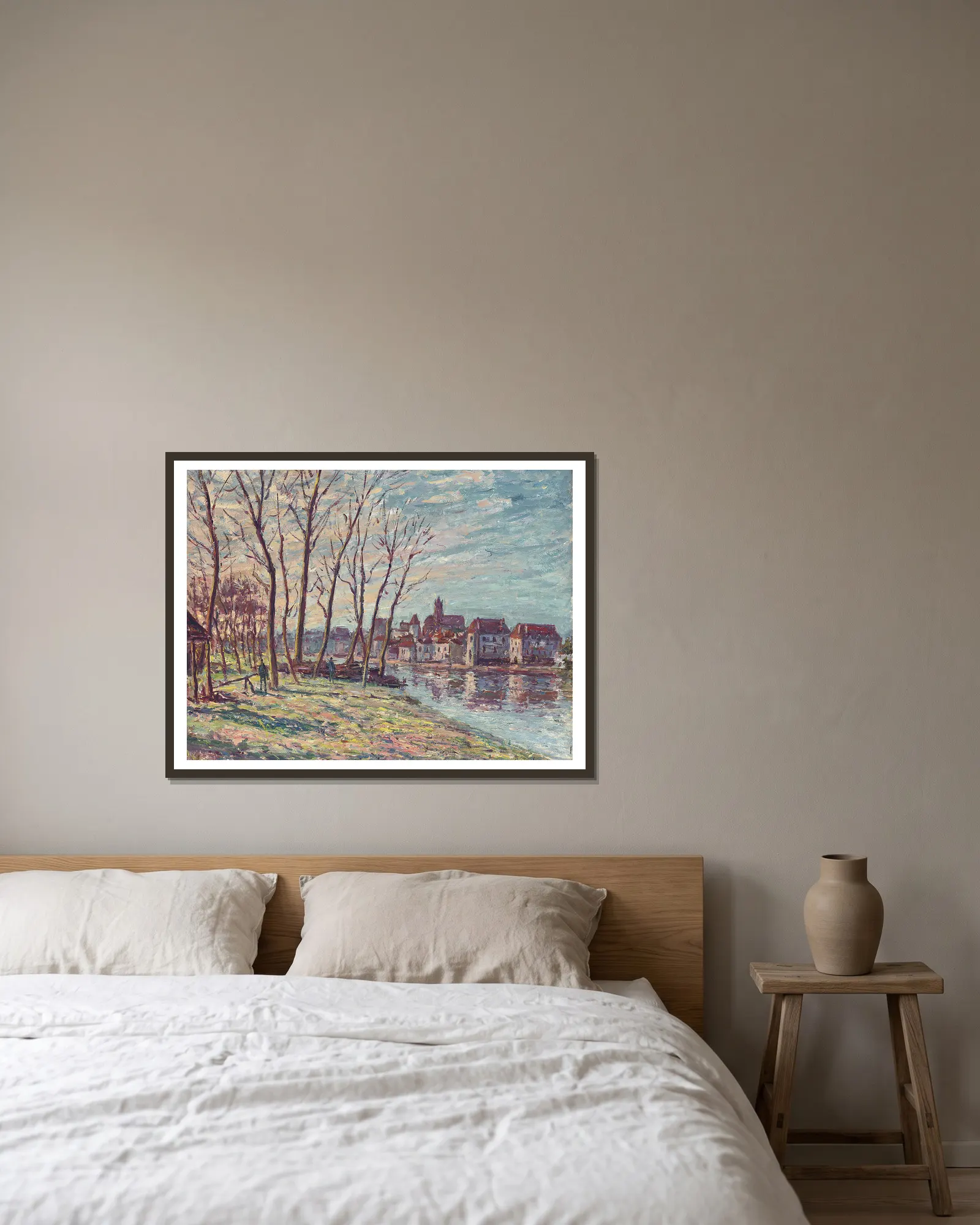 Vue de Moret av Alfred Sisley inramad på en vägg