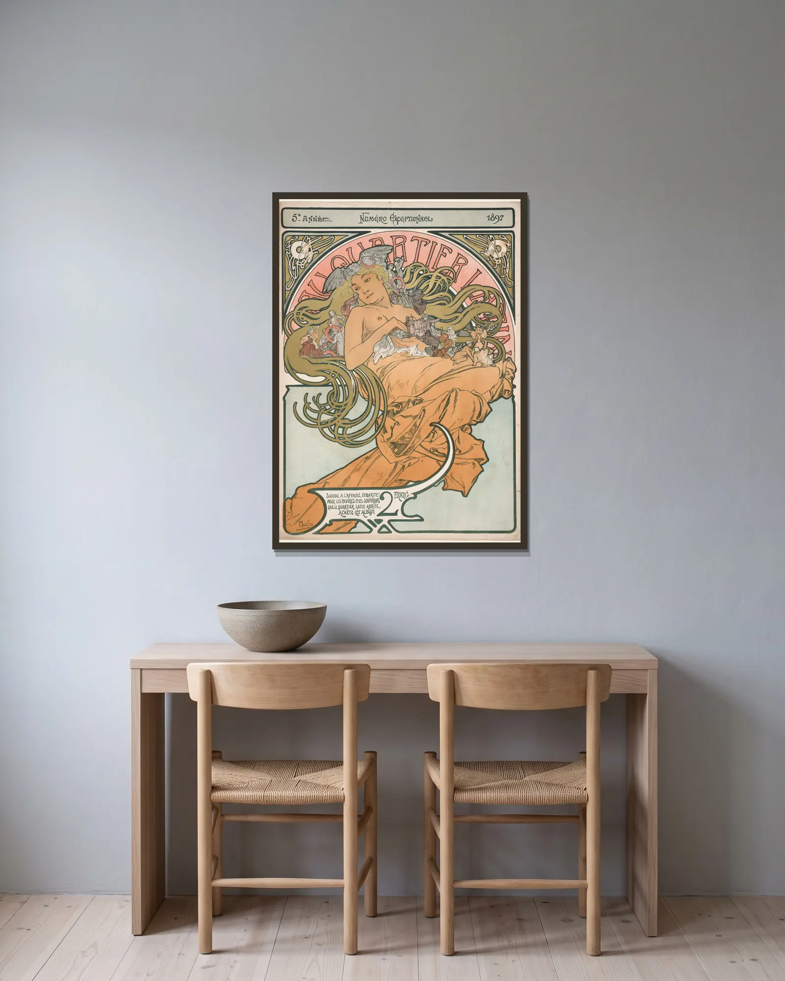 Au Quartier Latin av Alphonse Mucha inramad på en vägg