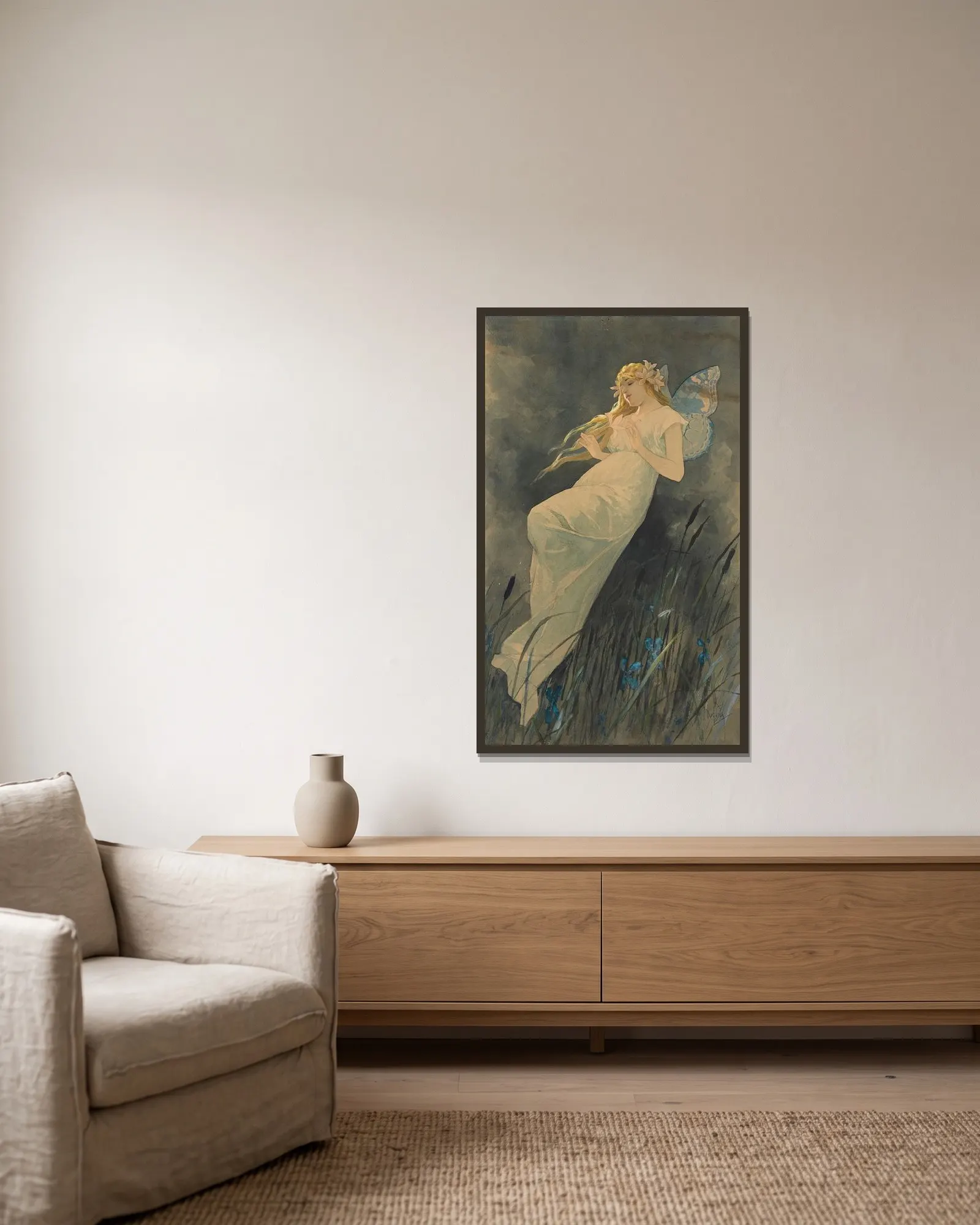 Elfe mit Irisblüten av Alphonse Mucha inramad på en vägg