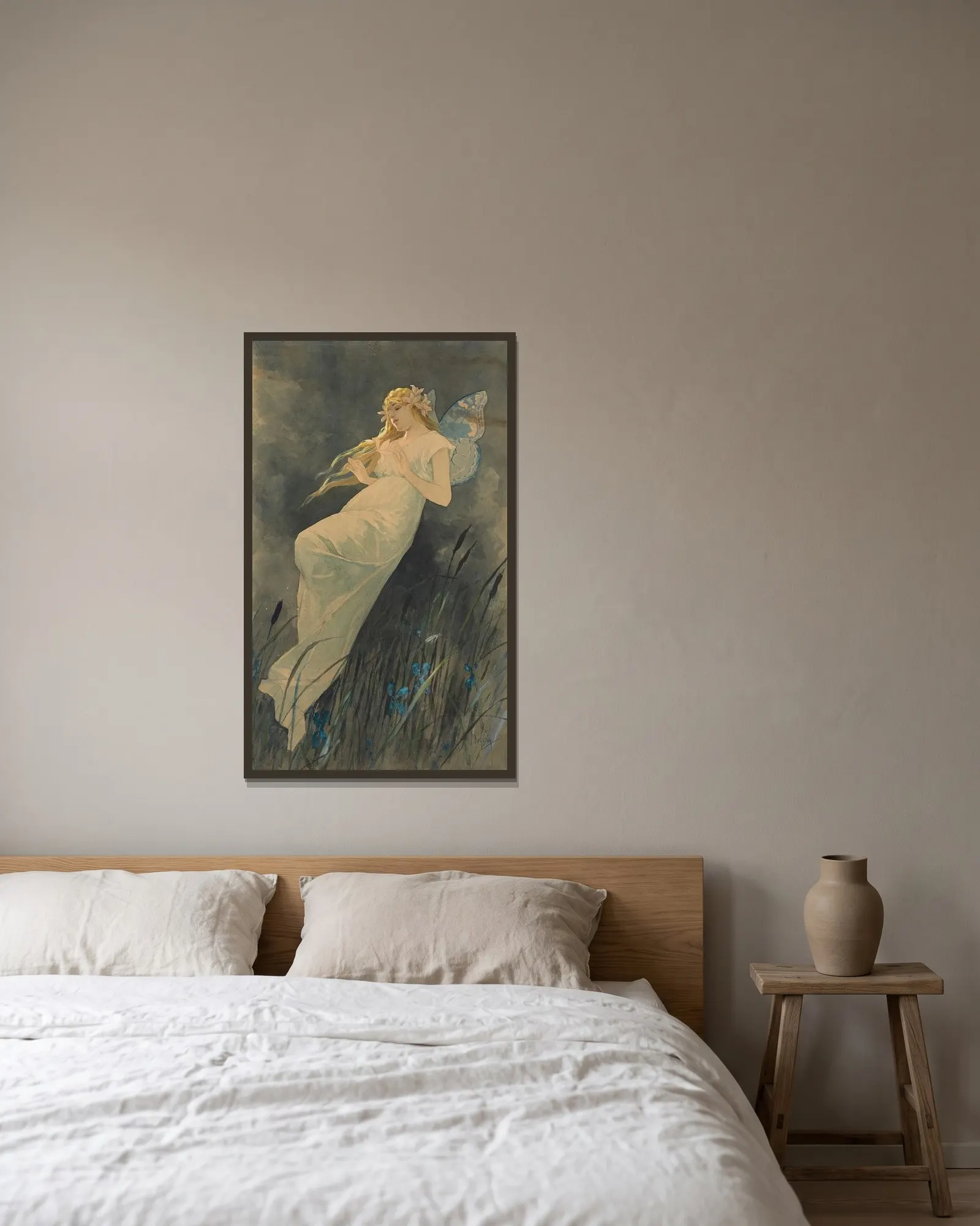Elfe mit Irisblüten av Alphonse Mucha inramad på en vägg