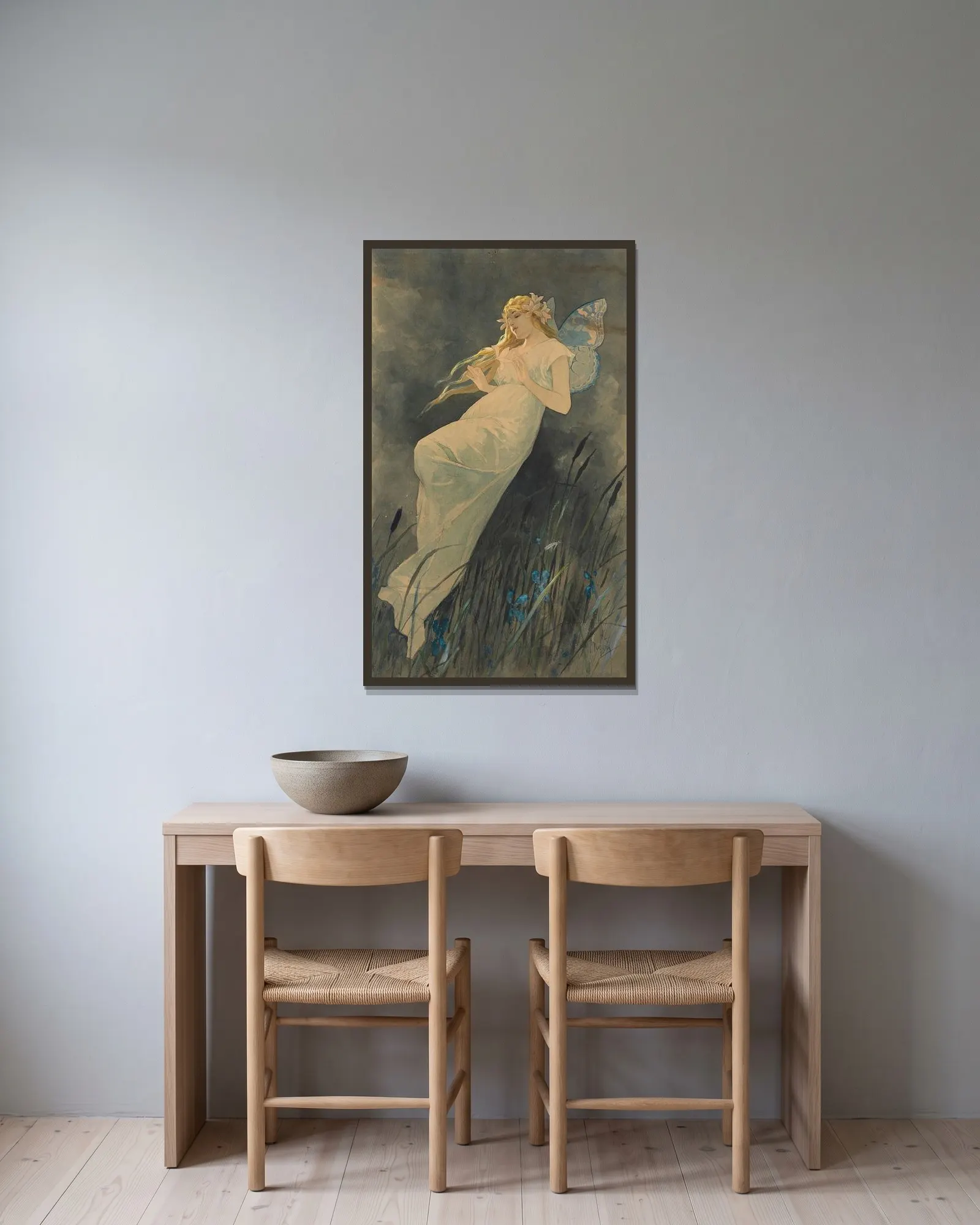 Elfe mit Irisblüten av Alphonse Mucha inramad på en vägg