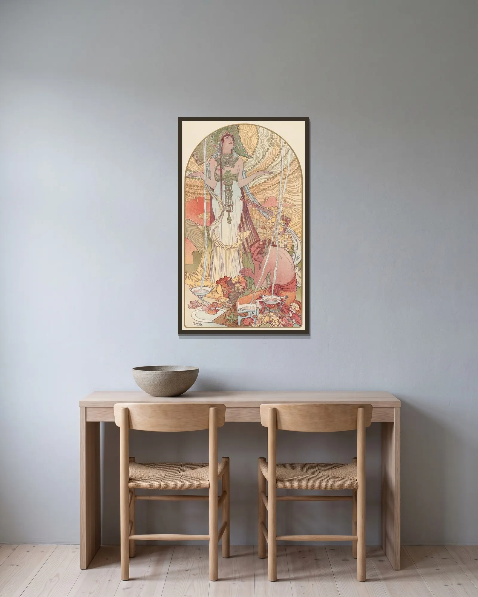 Incantation (Salammbo) av Alphonse Mucha inramad på en vägg