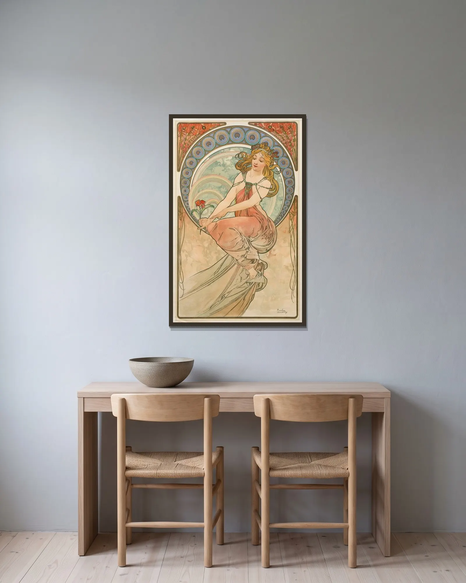 La Peinture (Painting) av Alphonse Mucha inramad på en vägg