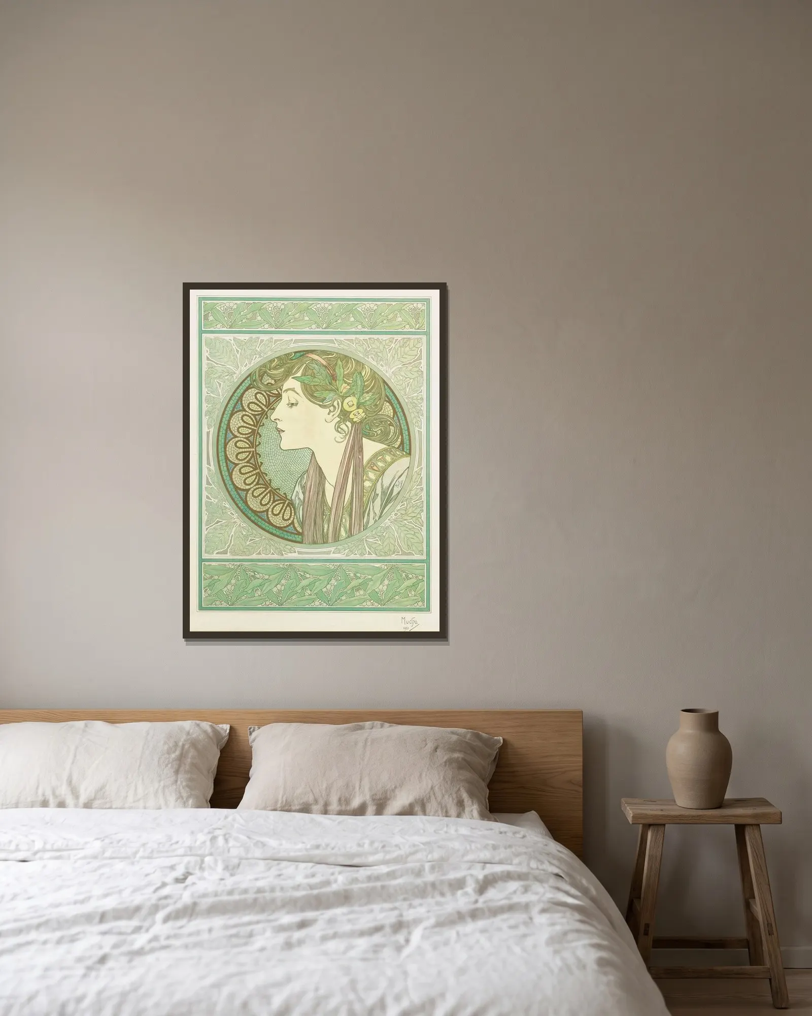 Laurel av Alphonse Mucha inramad på en vägg