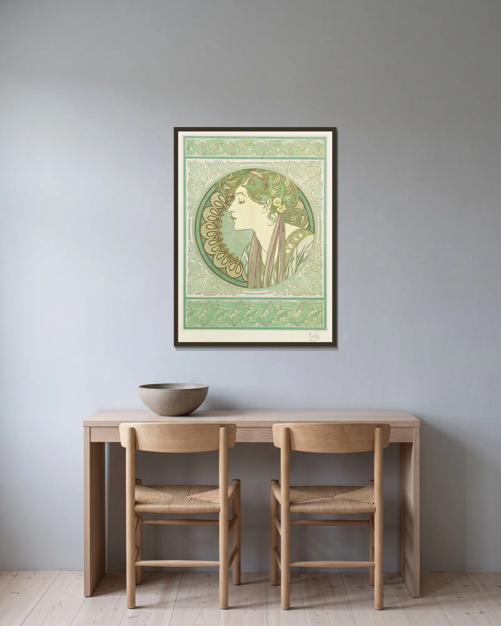 Laurel av Alphonse Mucha inramad på en vägg