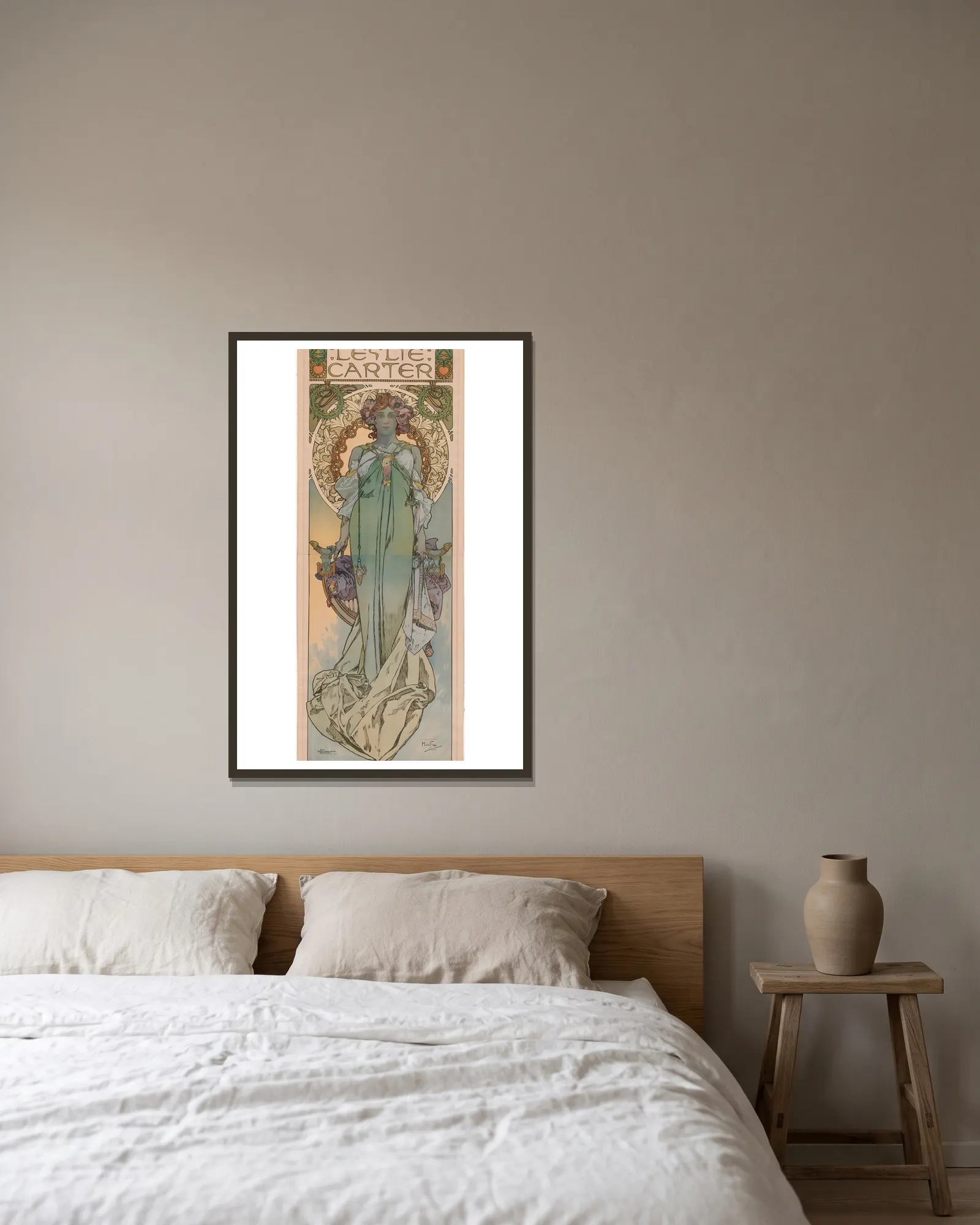Leslie Carter av Alphonse Mucha inramad på en vägg
