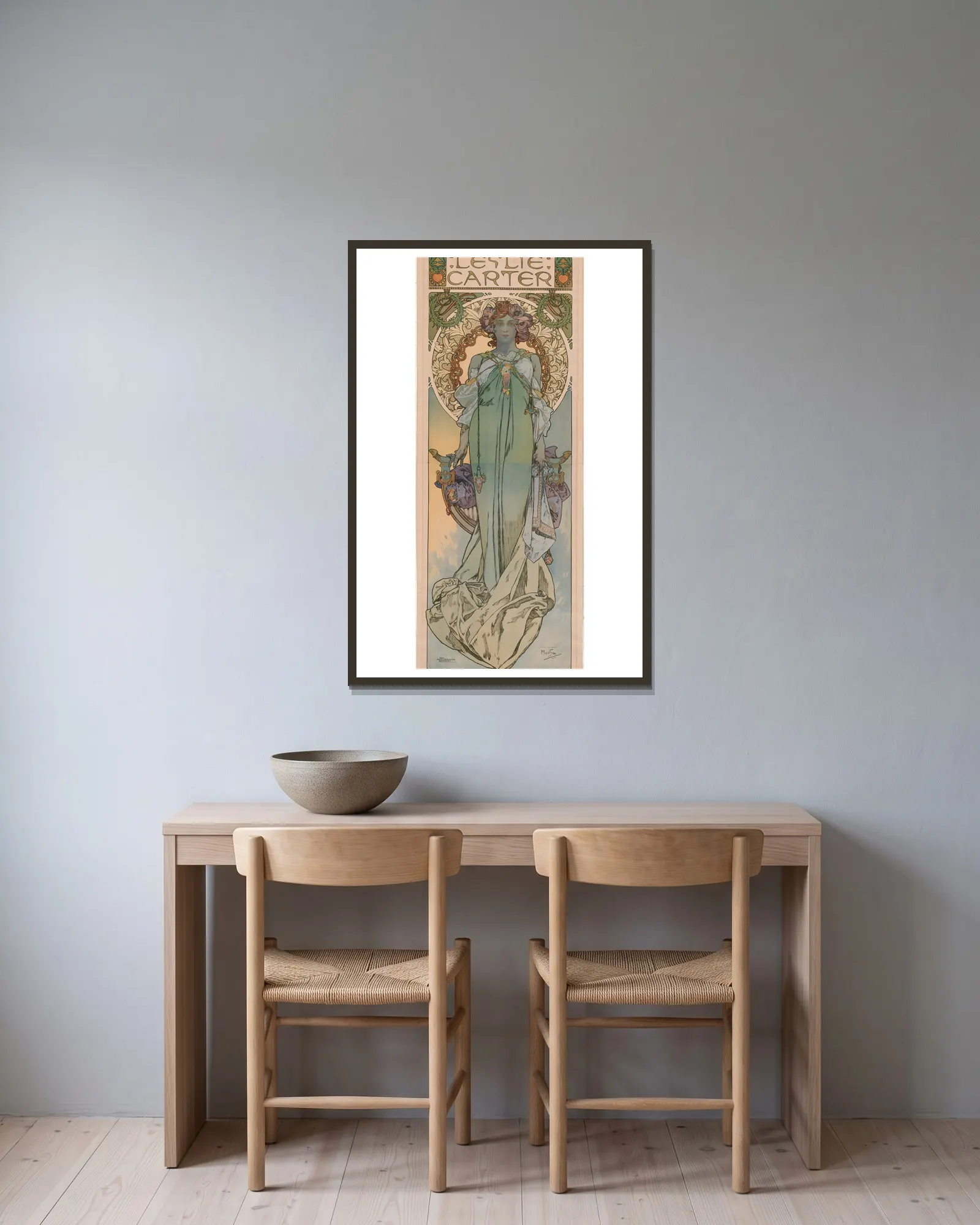 Leslie Carter av Alphonse Mucha inramad på en vägg