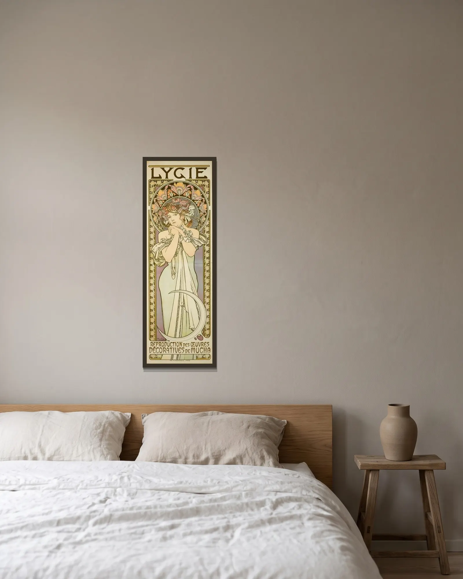 Lygie av Alphonse Mucha inramad på en vägg