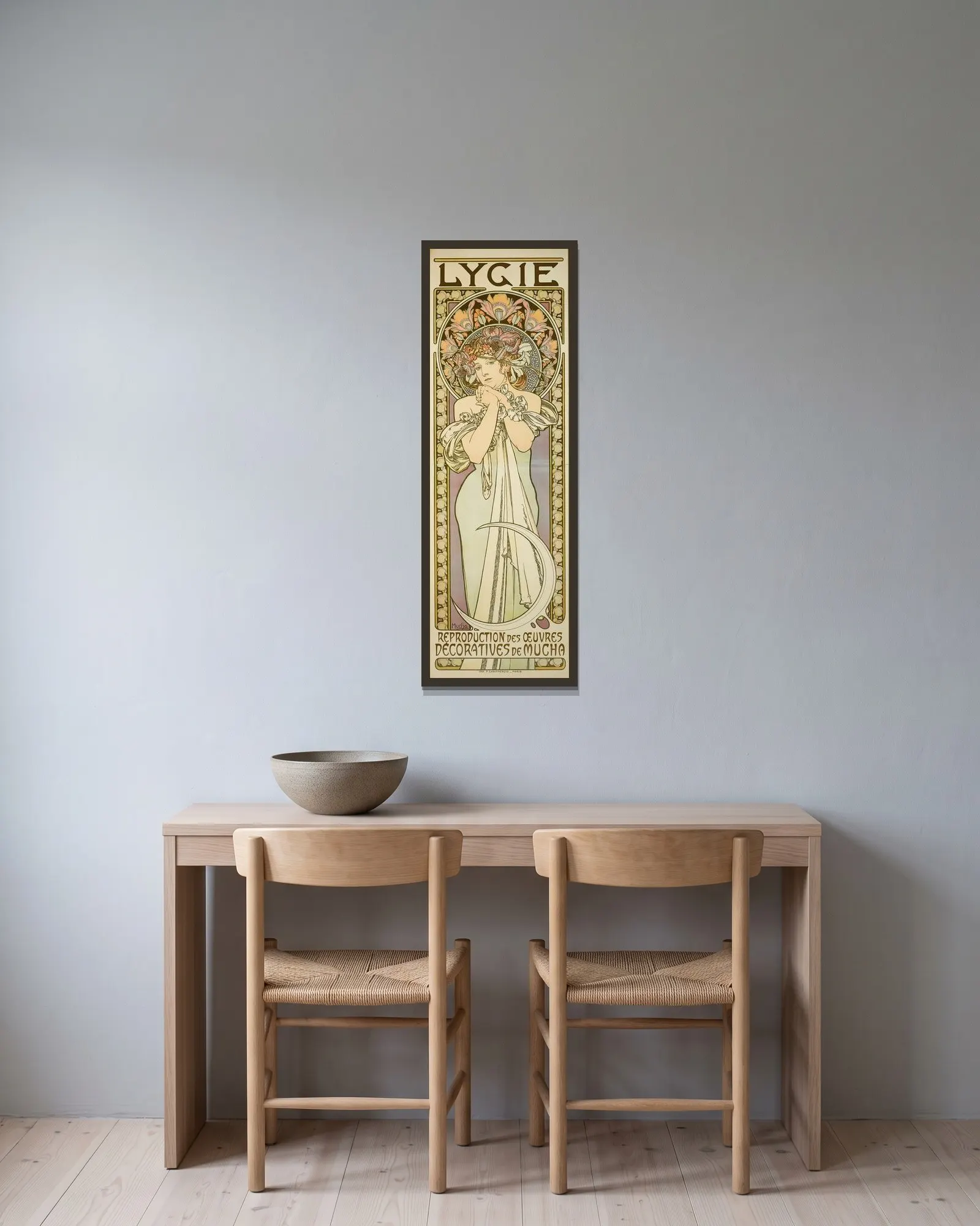 Lygie av Alphonse Mucha inramad på en vägg