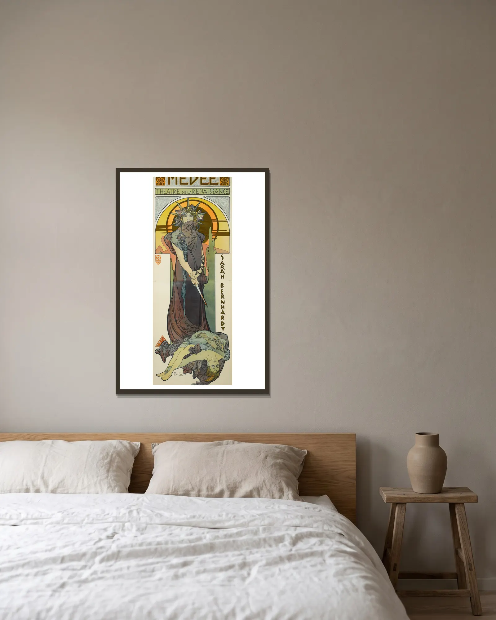 Medee av Alphonse Mucha inramad på en vägg