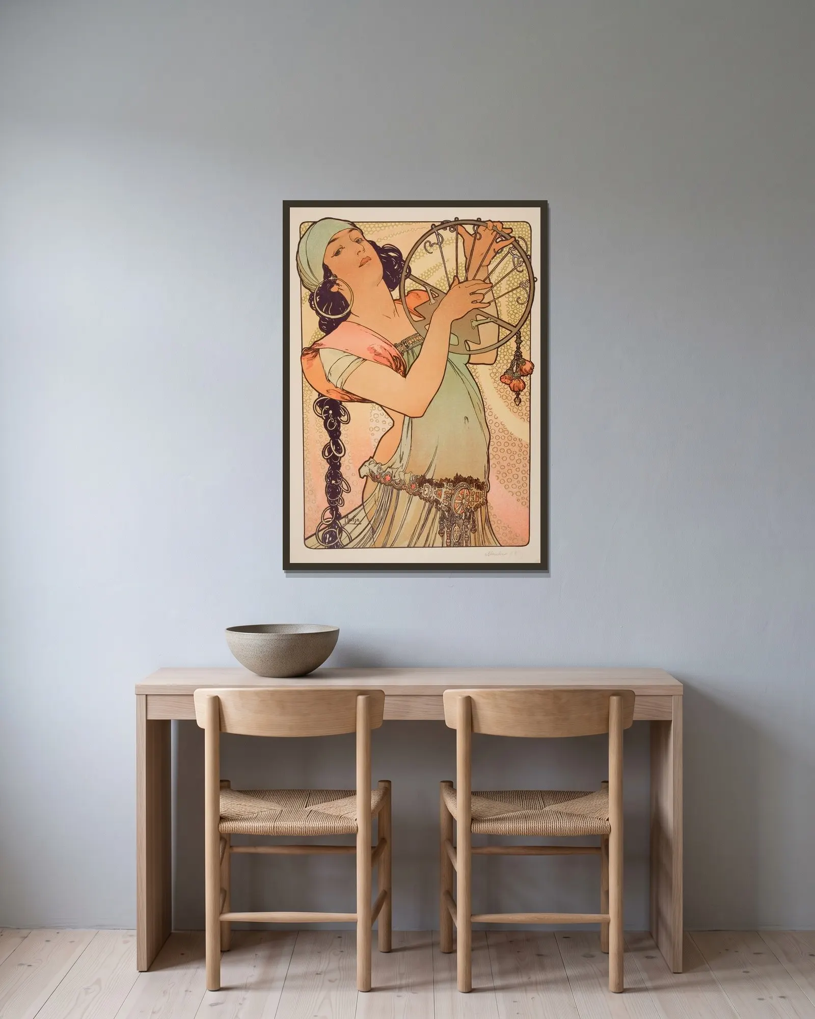 Salomé av Alphonse Mucha inramad på en vägg