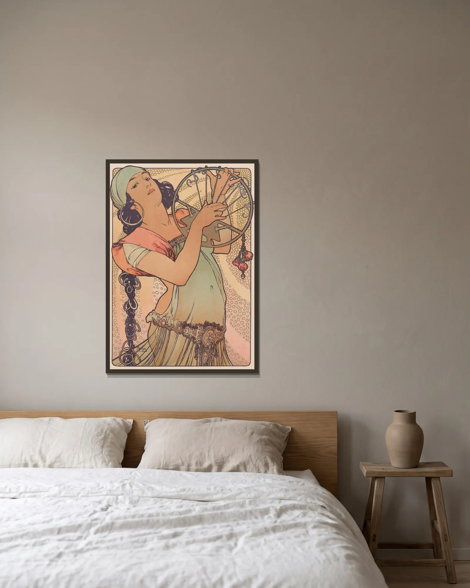 Salomé av Alphonse Mucha inramad på en vägg