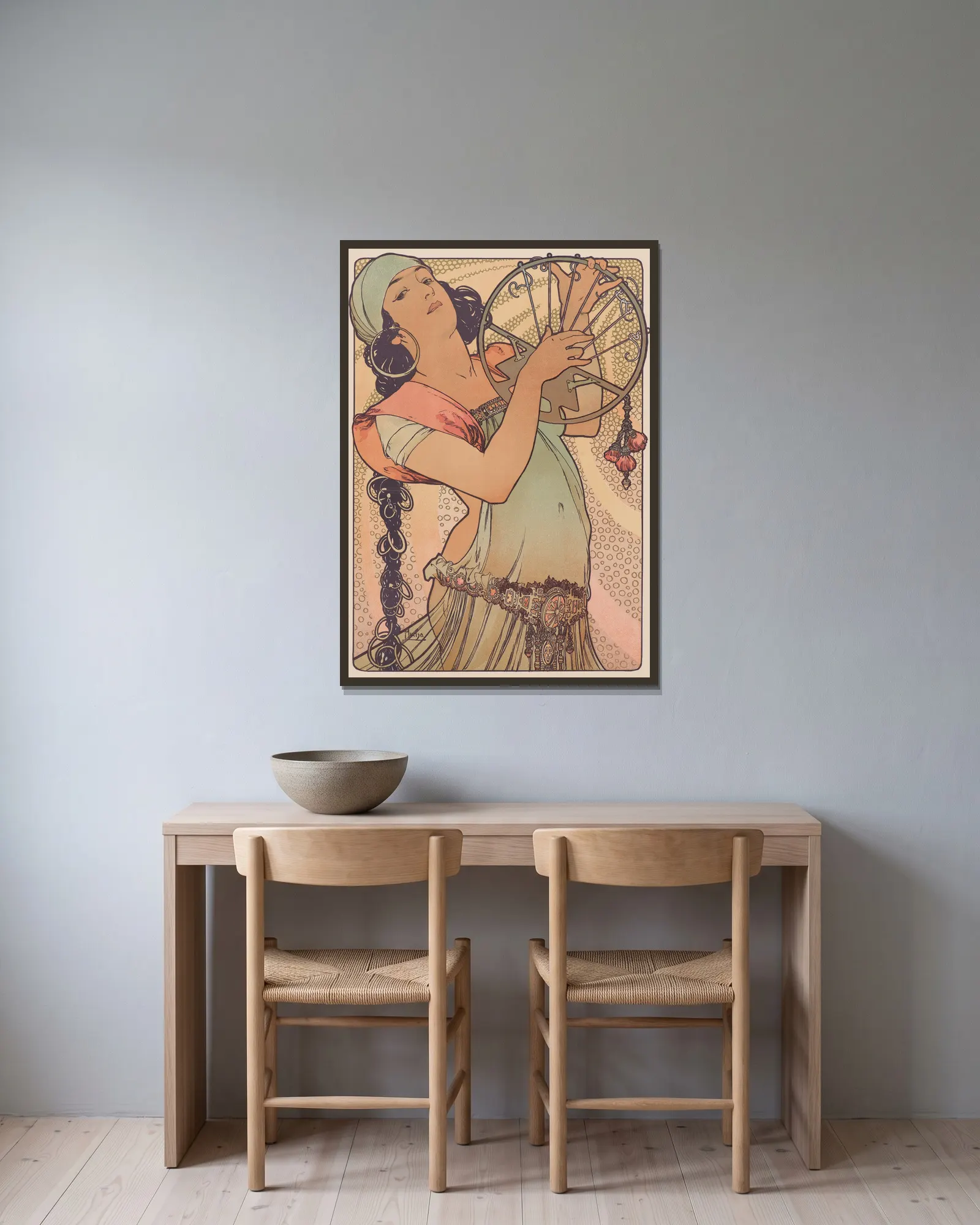Salomé av Alphonse Mucha inramad på en vägg