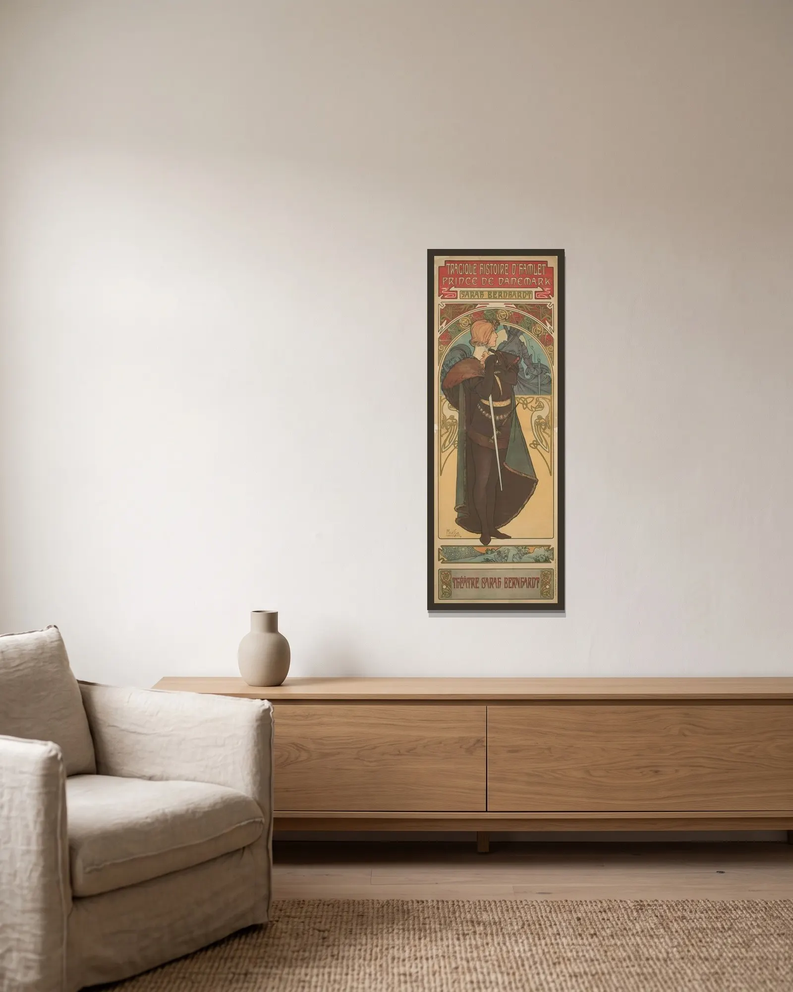 Sarah Bernhardt as Hamlet av Alphonse Mucha inramad på en vägg