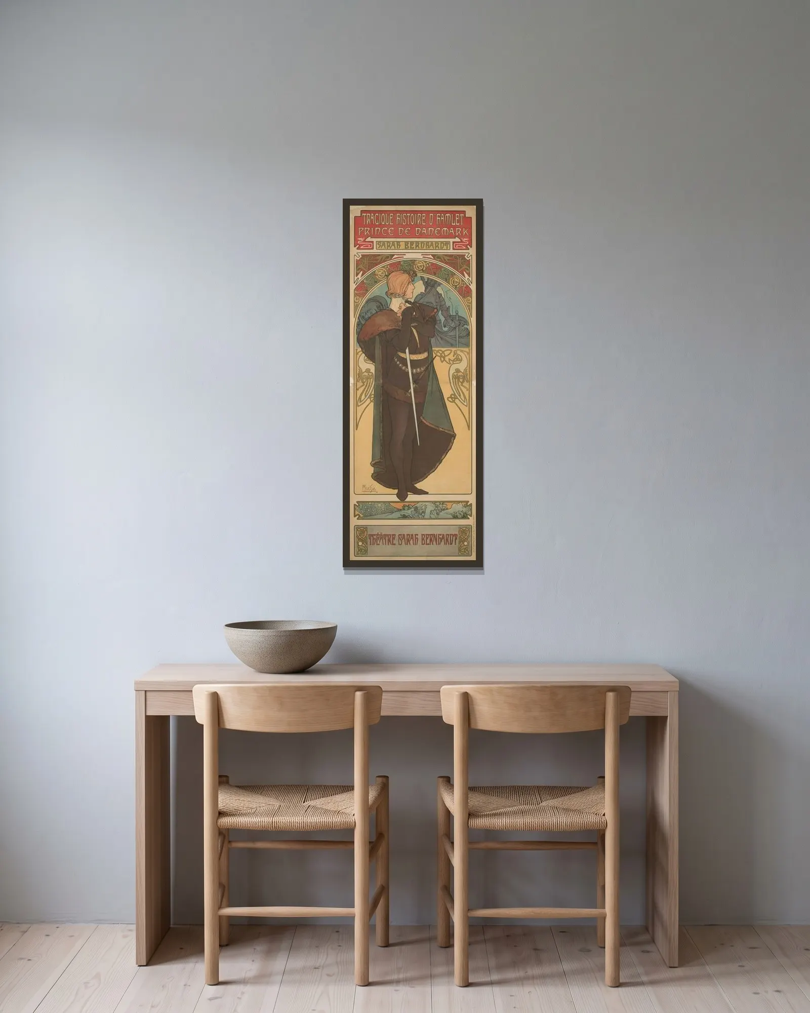 Sarah Bernhardt as Hamlet av Alphonse Mucha inramad på en vägg