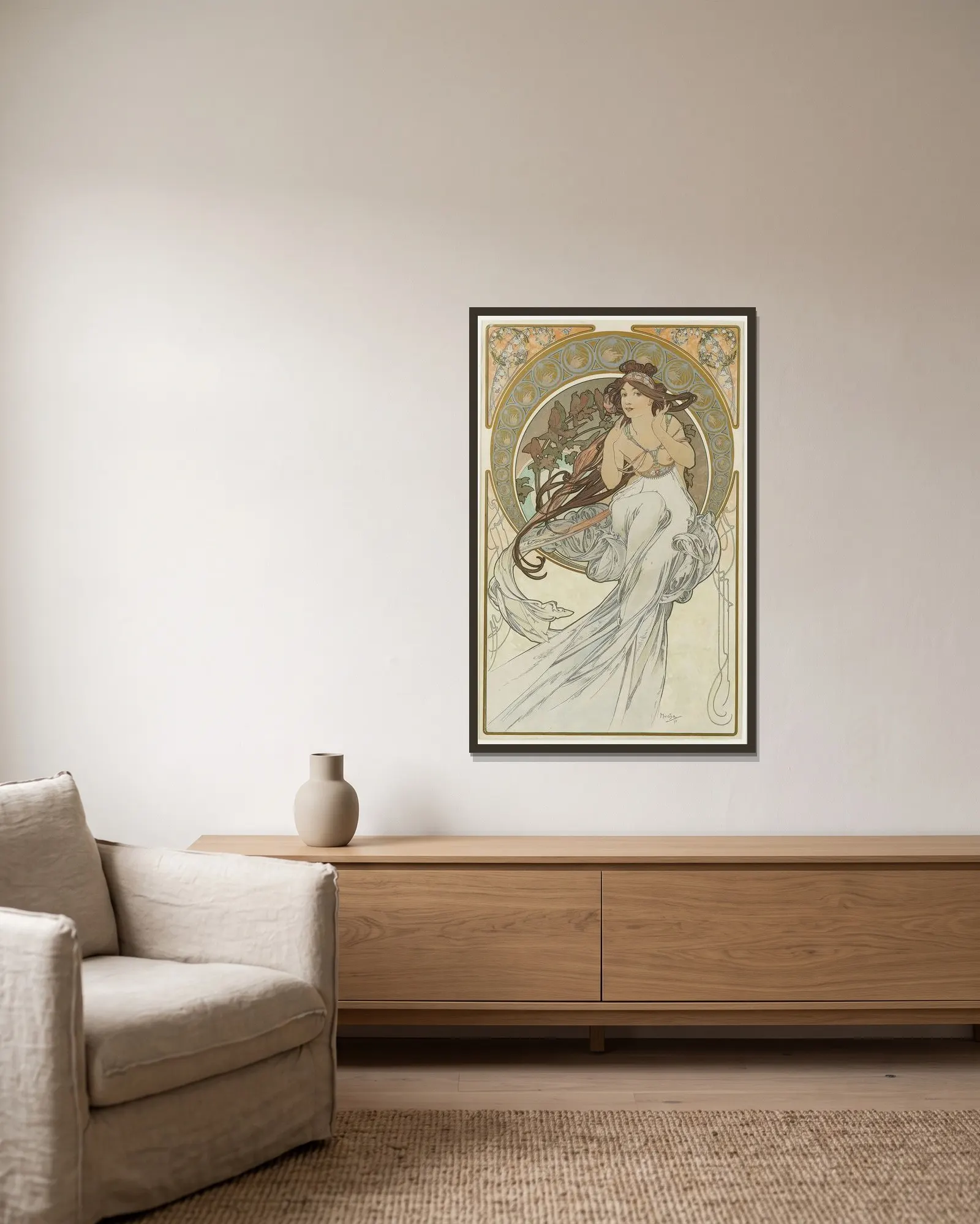 The Arts 1 av Alphonse Mucha inramad på en vägg