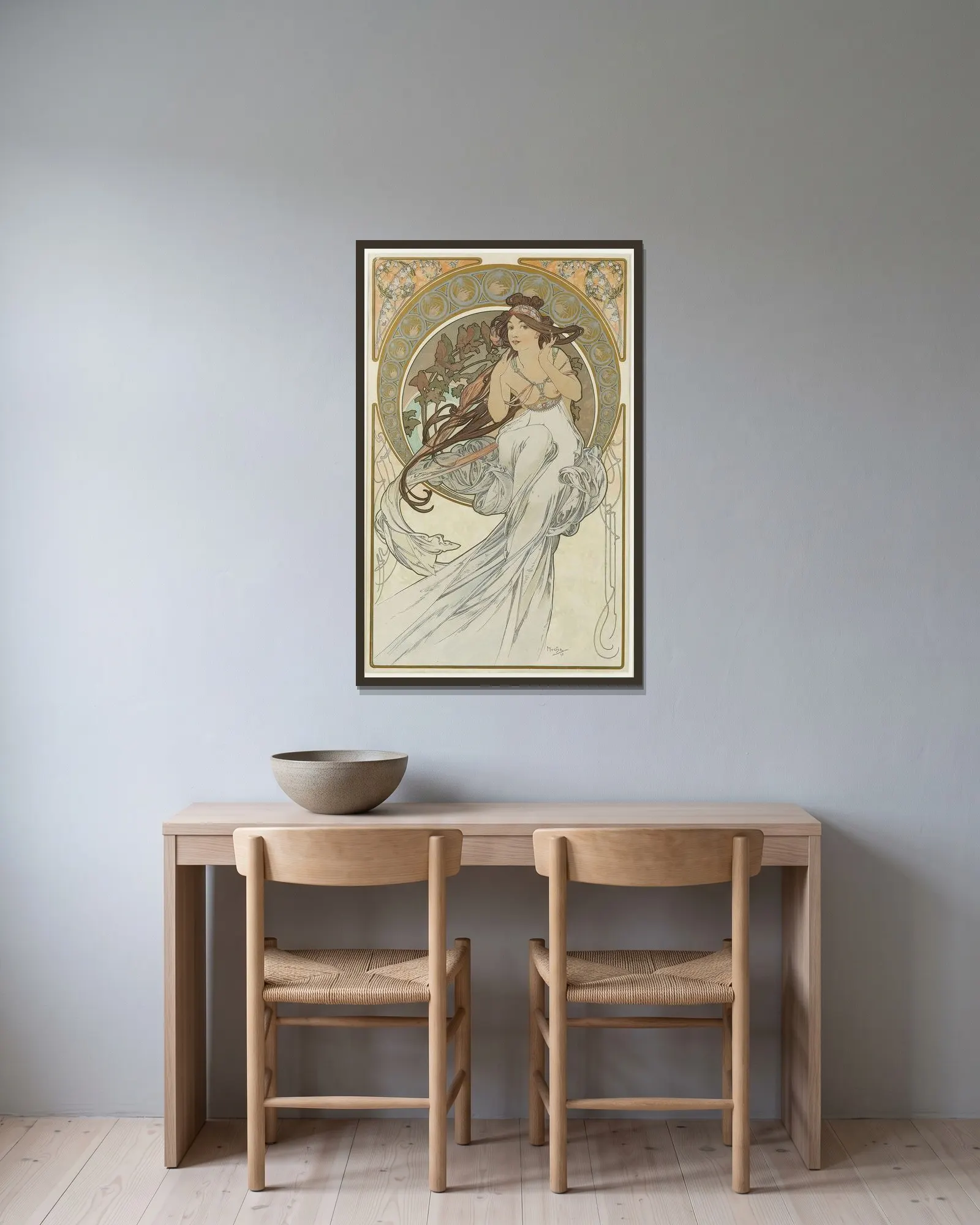 The Arts 1 av Alphonse Mucha inramad på en vägg