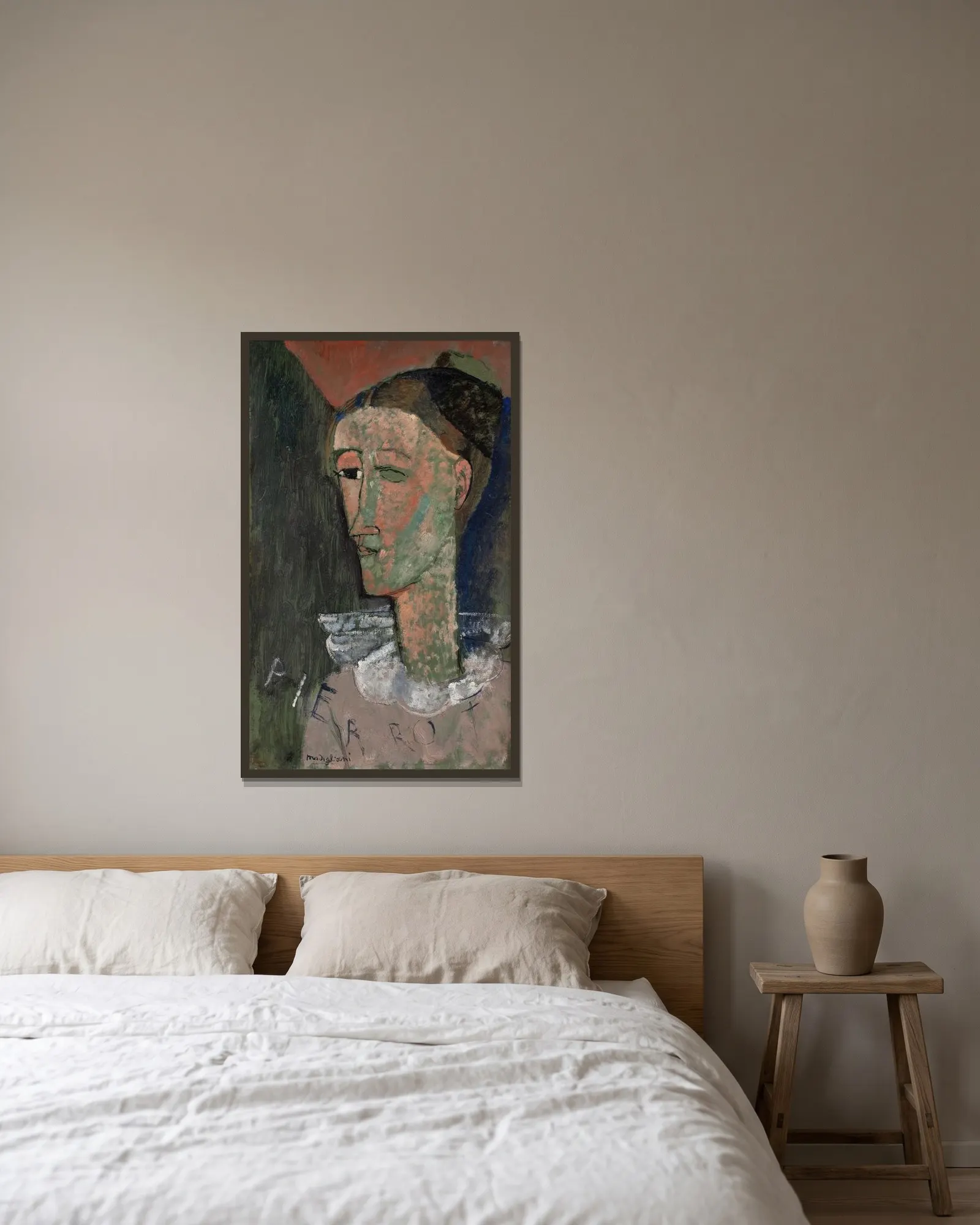 Self-Portrait as Pierrot av Amedeo Modigliani inramad på en vägg
