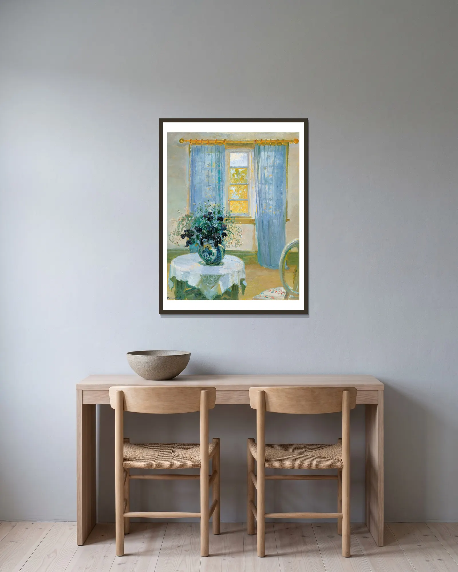 Interior with clematis av Anna Ancher inramad på en vägg