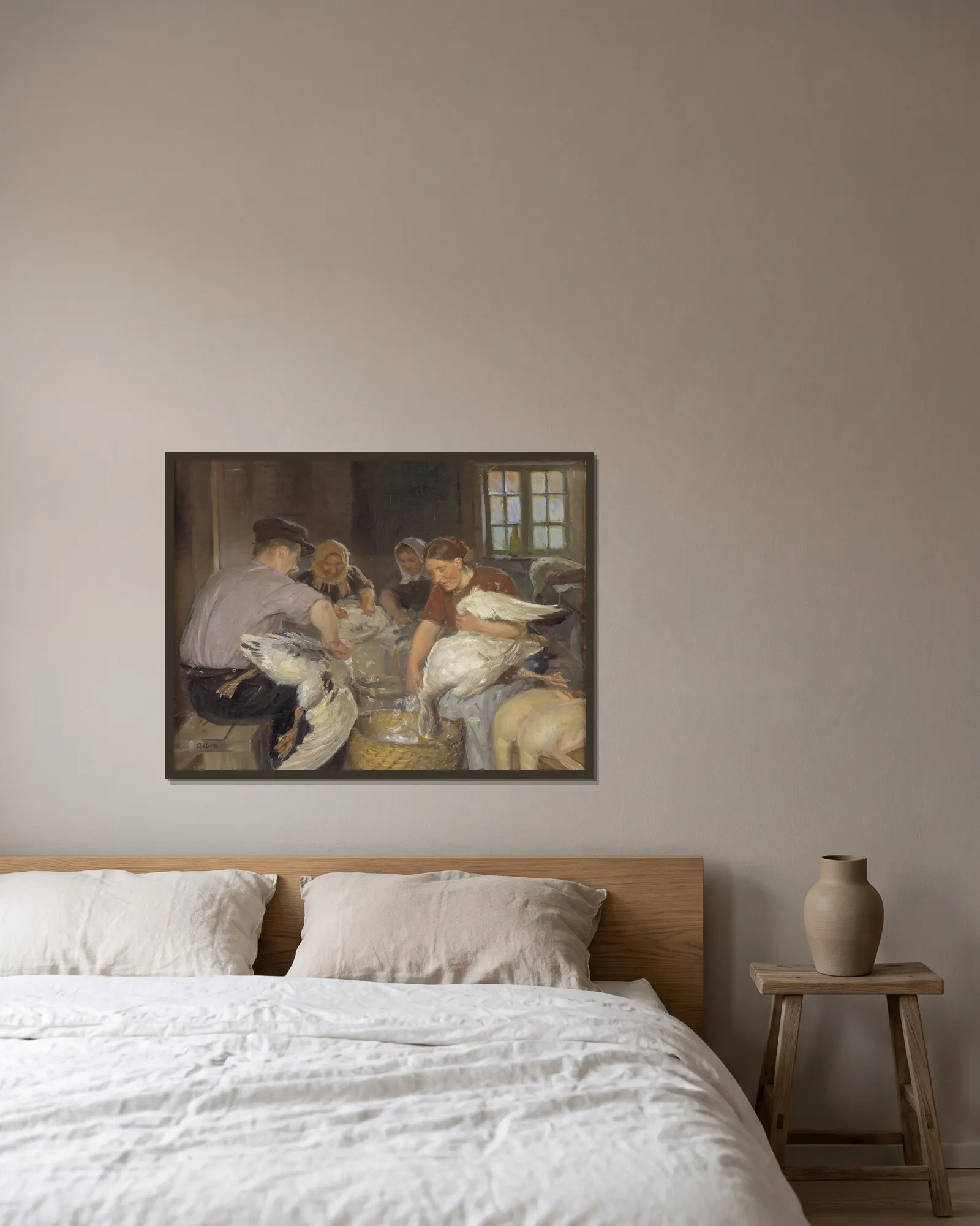Plucking the Geese av Anna Ancher inramad på en vägg
