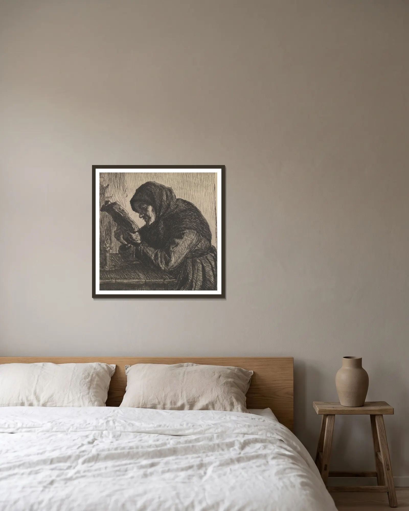 Reading old woman av Anna Ancher inramad på en vägg
