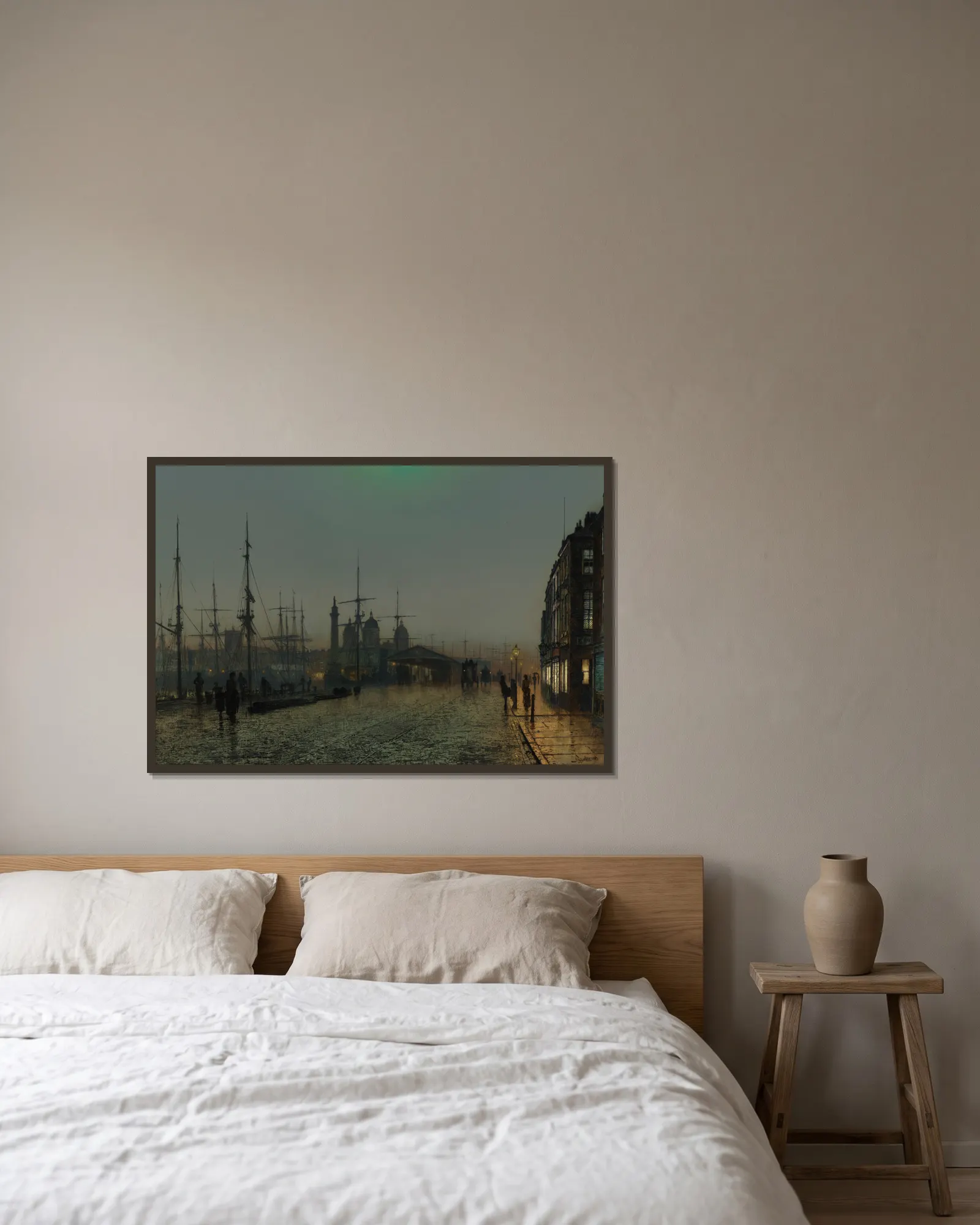 Hull Docks At Night av John Atkinson Grimshaw inramad på en vägg