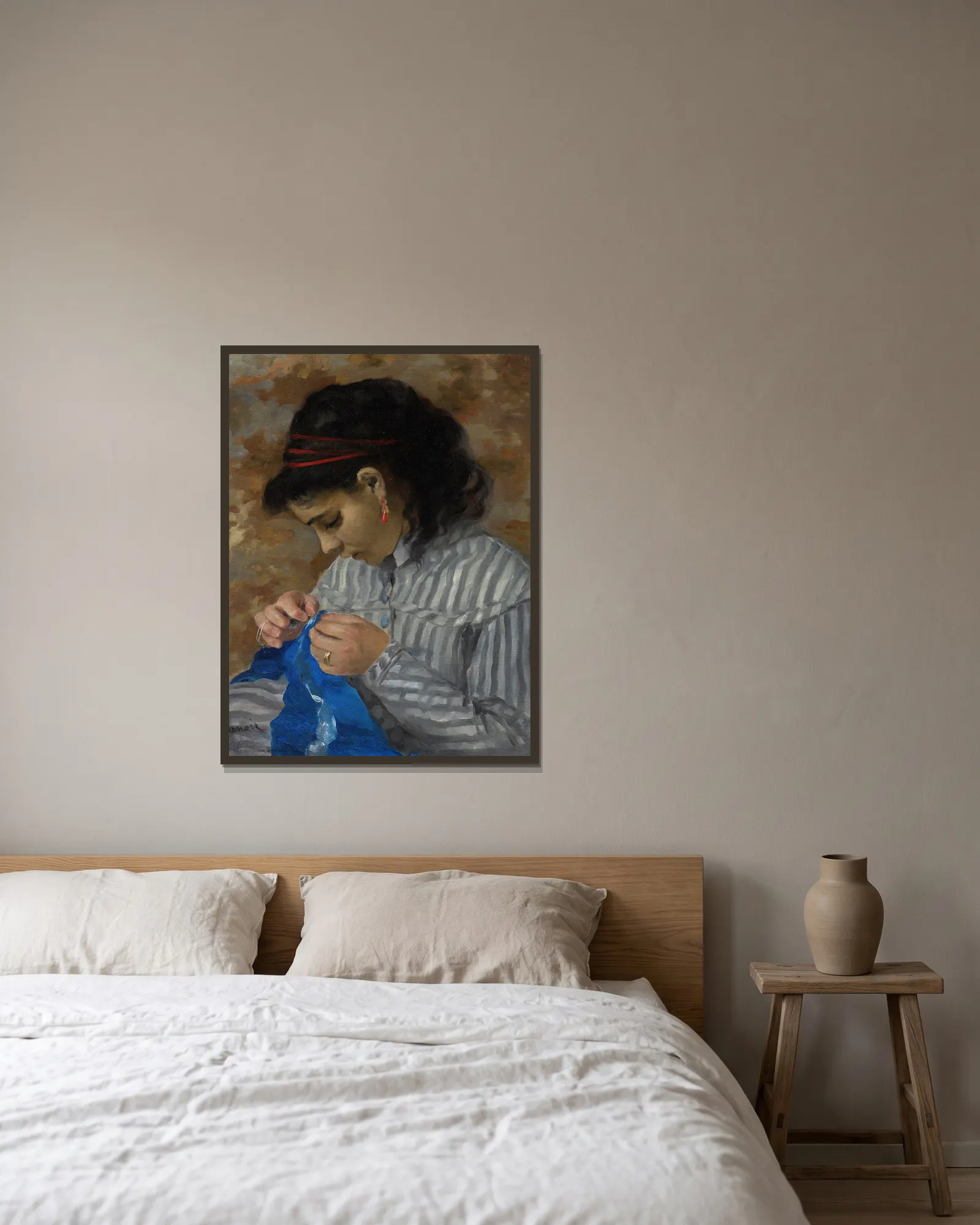 Lise Sewing av Pierre-Auguste Renoir inramad på en vägg
