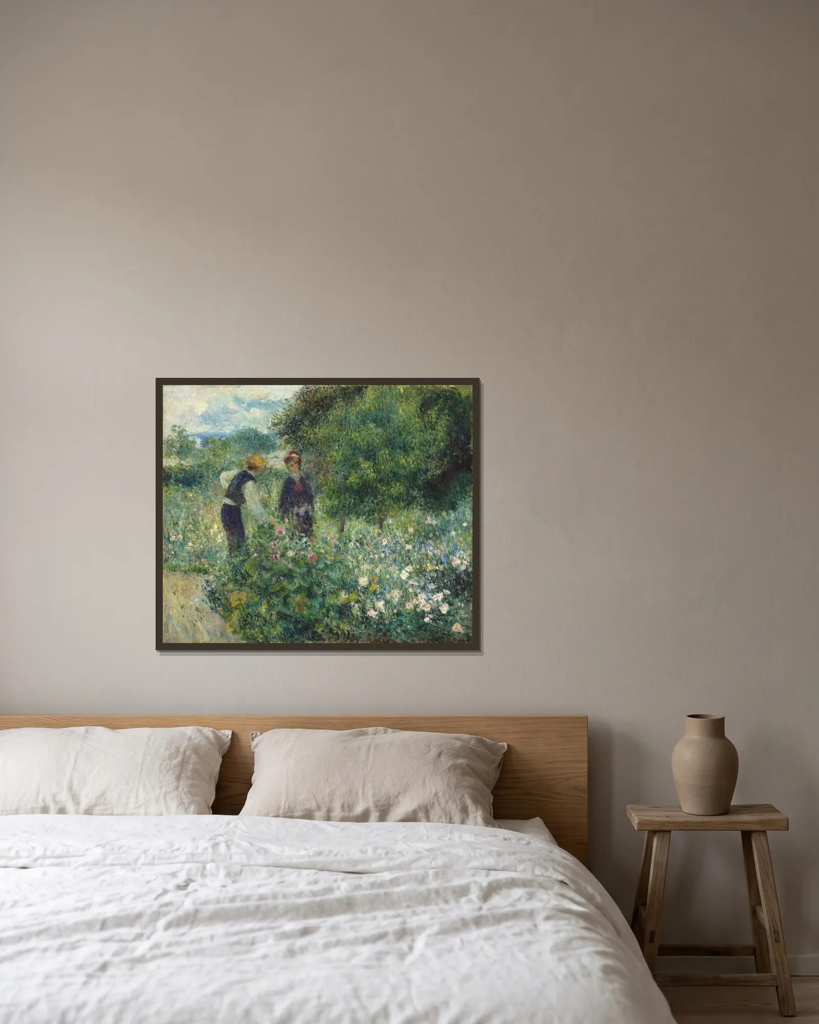 Picking Flowers av Pierre-Auguste Renoir inramad på en vägg