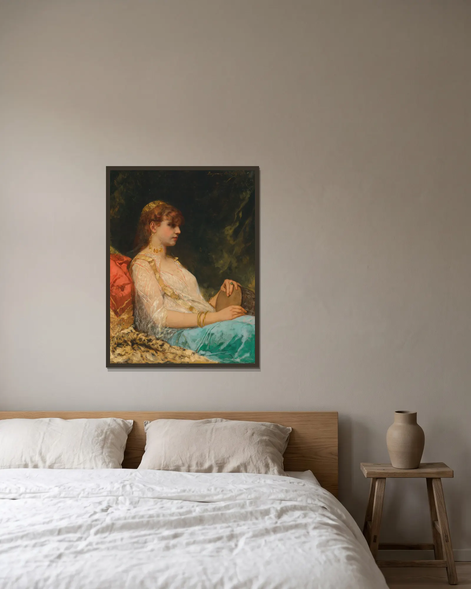 L’Orientale au Tambour av Jean-Joseph-Benjamin Constant inramad på en vägg