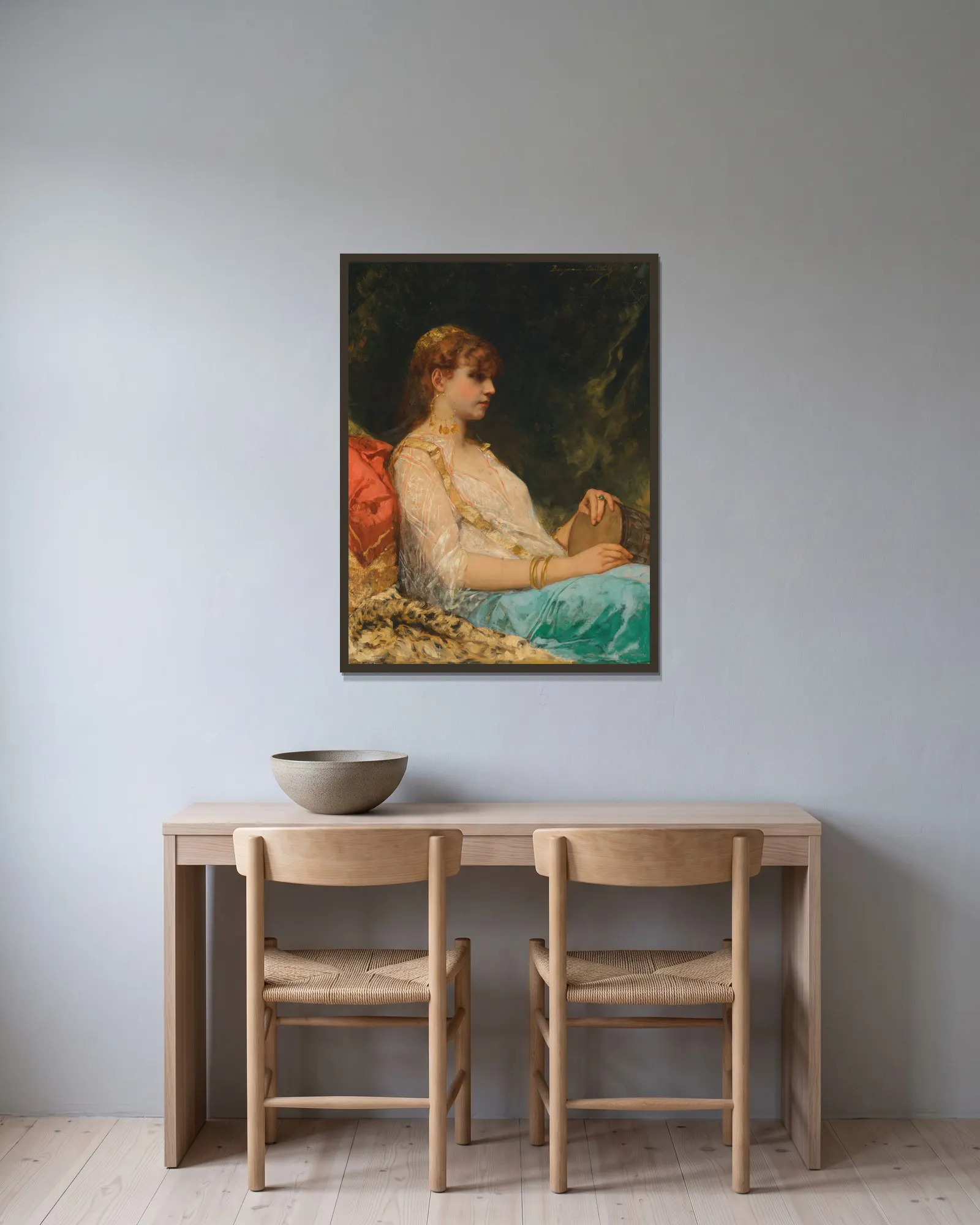 L’Orientale au Tambour av Jean-Joseph-Benjamin Constant inramad på en vägg