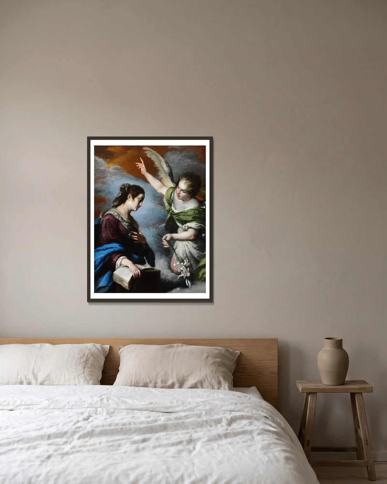 The Annunciation av Bernardo Strozzi inramad på en vägg