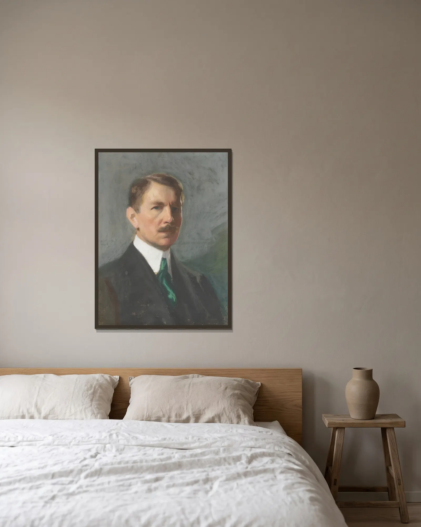 Self-portrait av Bernhard Österman inramad på en vägg