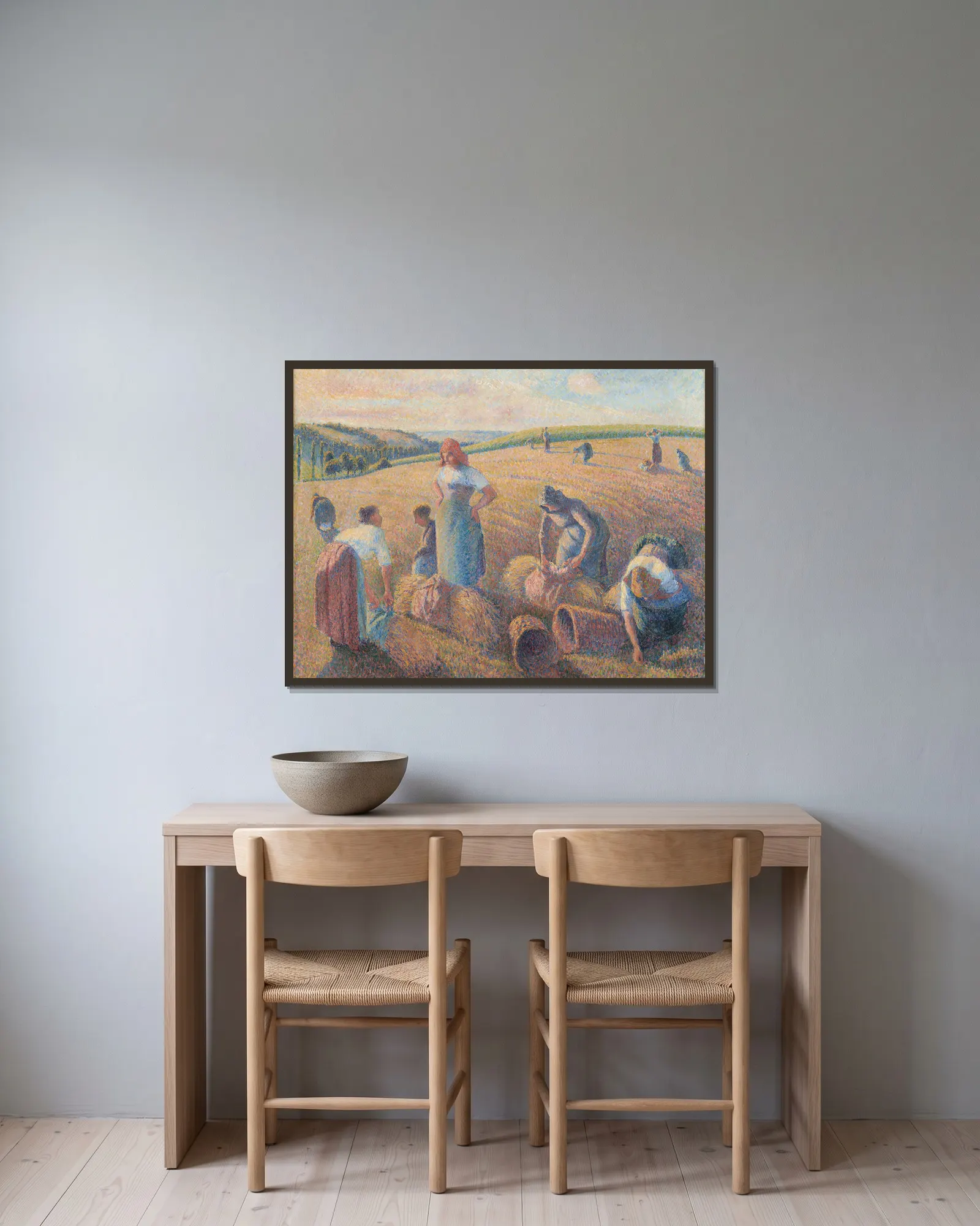 The Gleaners av Camille Pissarro inramad på en vägg