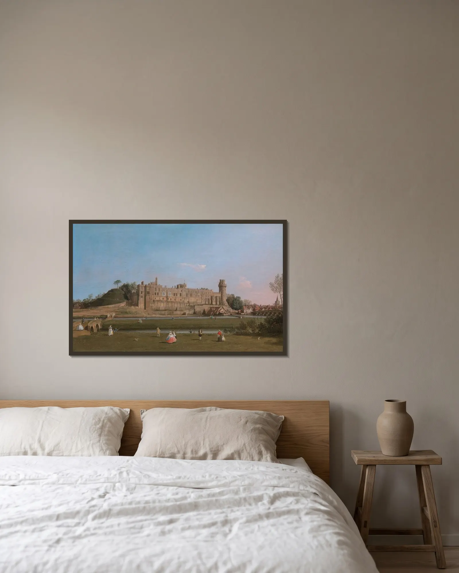 Warwick Castle (1748 to 1749) av Canaletto inramad på en vägg