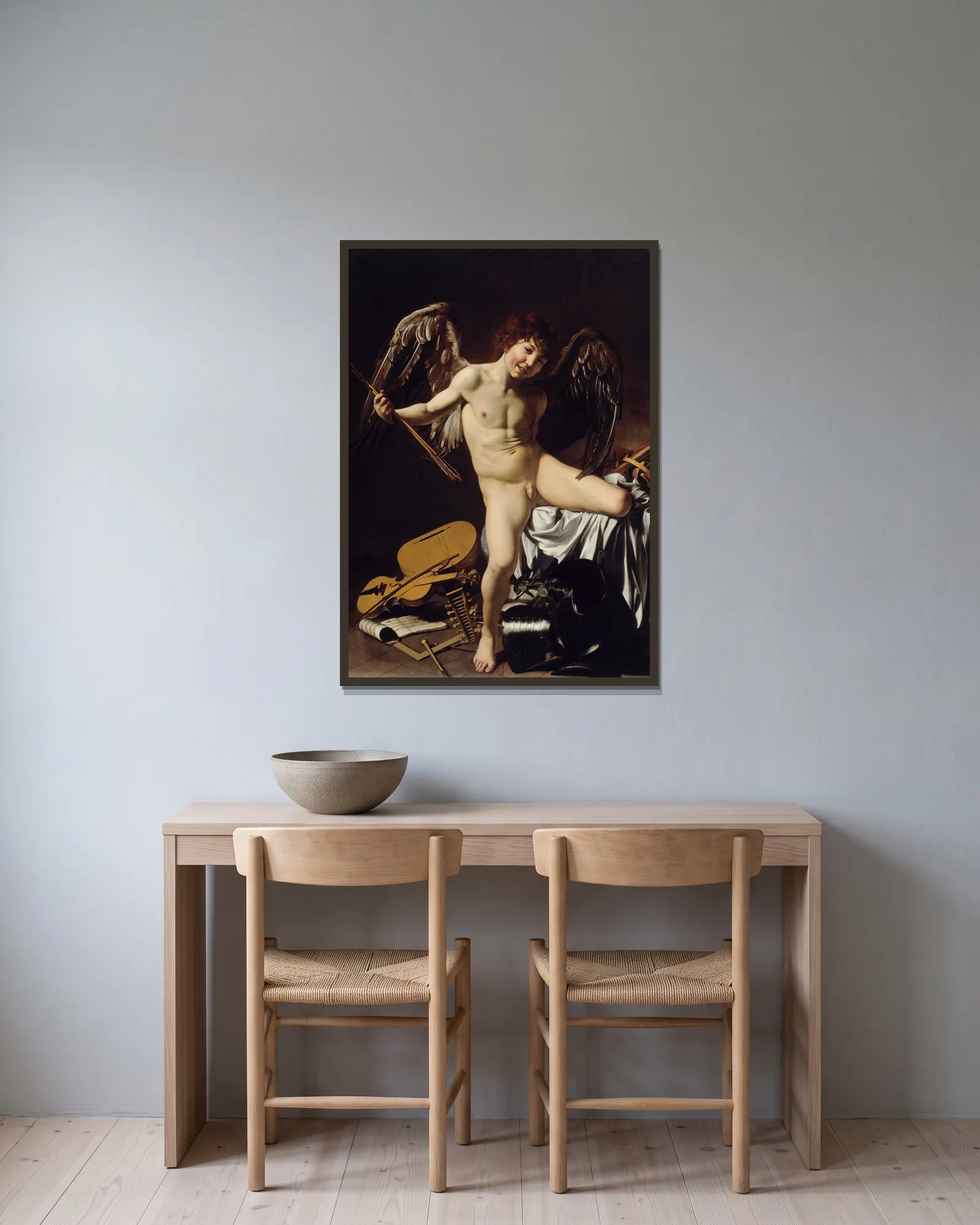Amor Vincit Omnia av Caravaggio inramad på en vägg