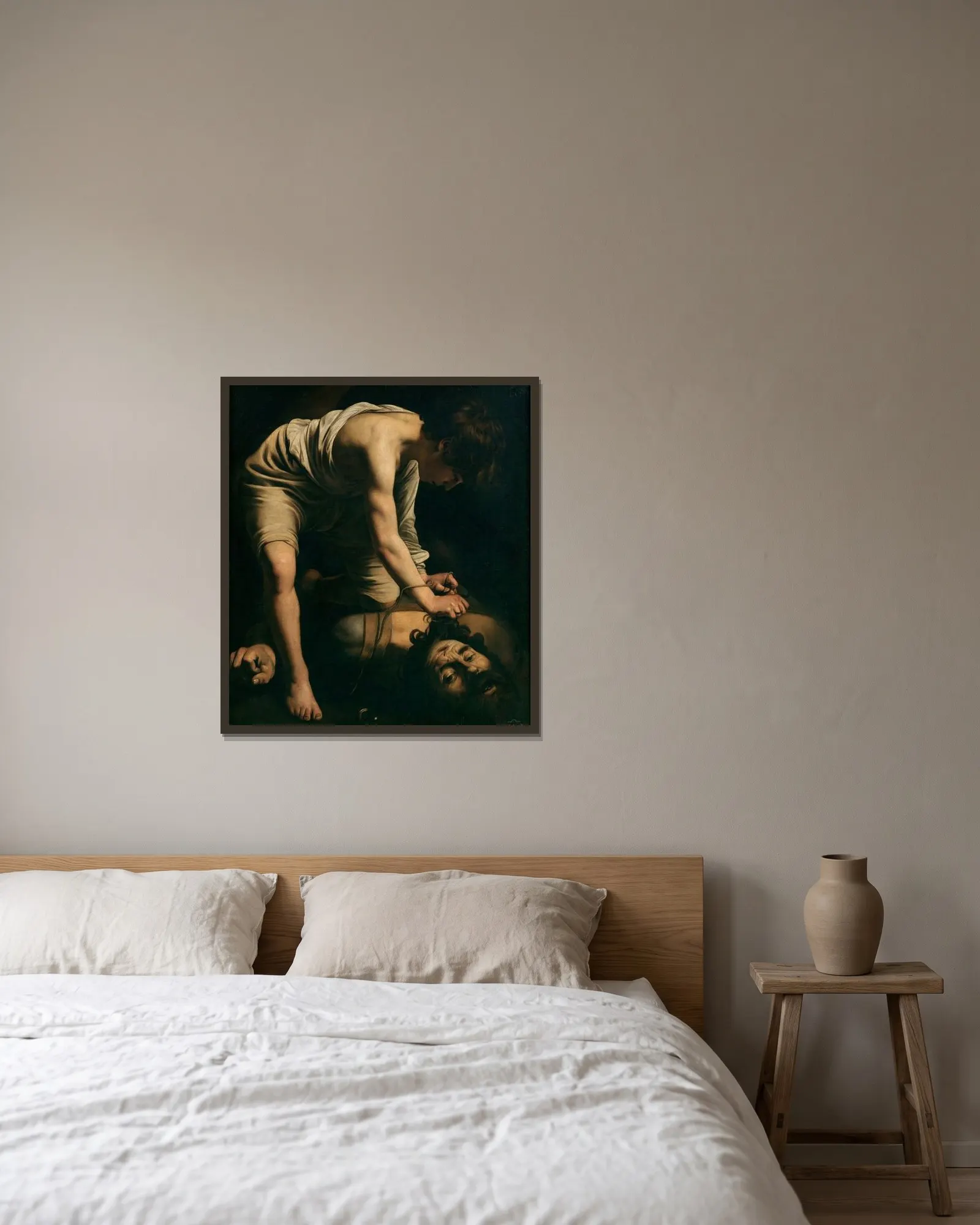 David and Goliath av Caravaggio inramad på en vägg
