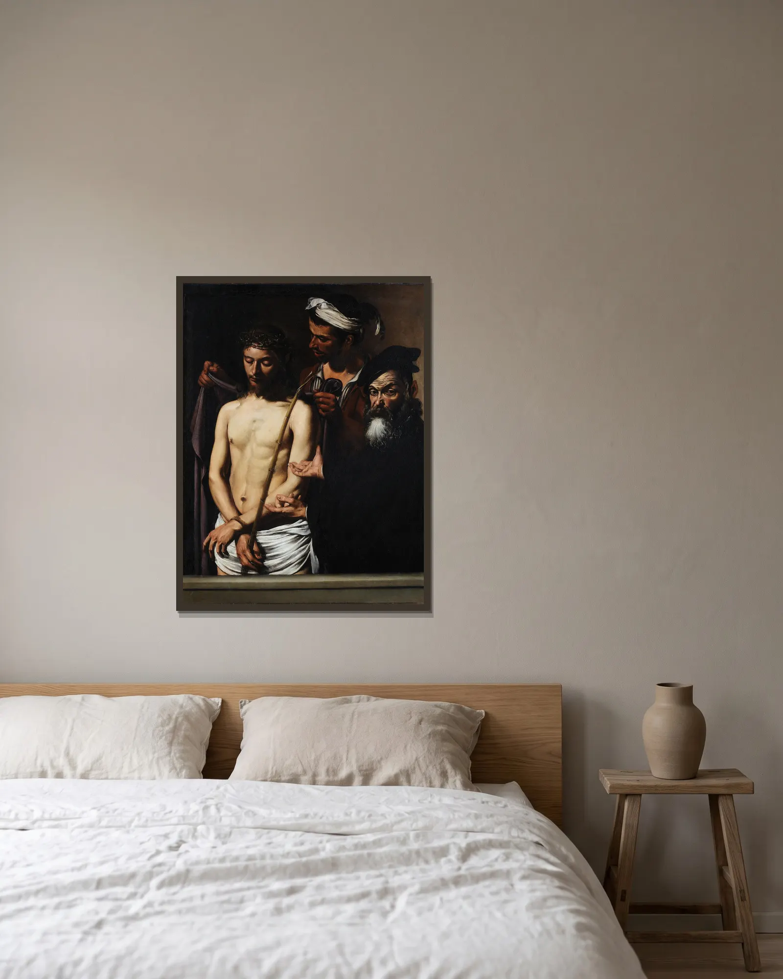 Ecce Homo av Caravaggio inramad på en vägg