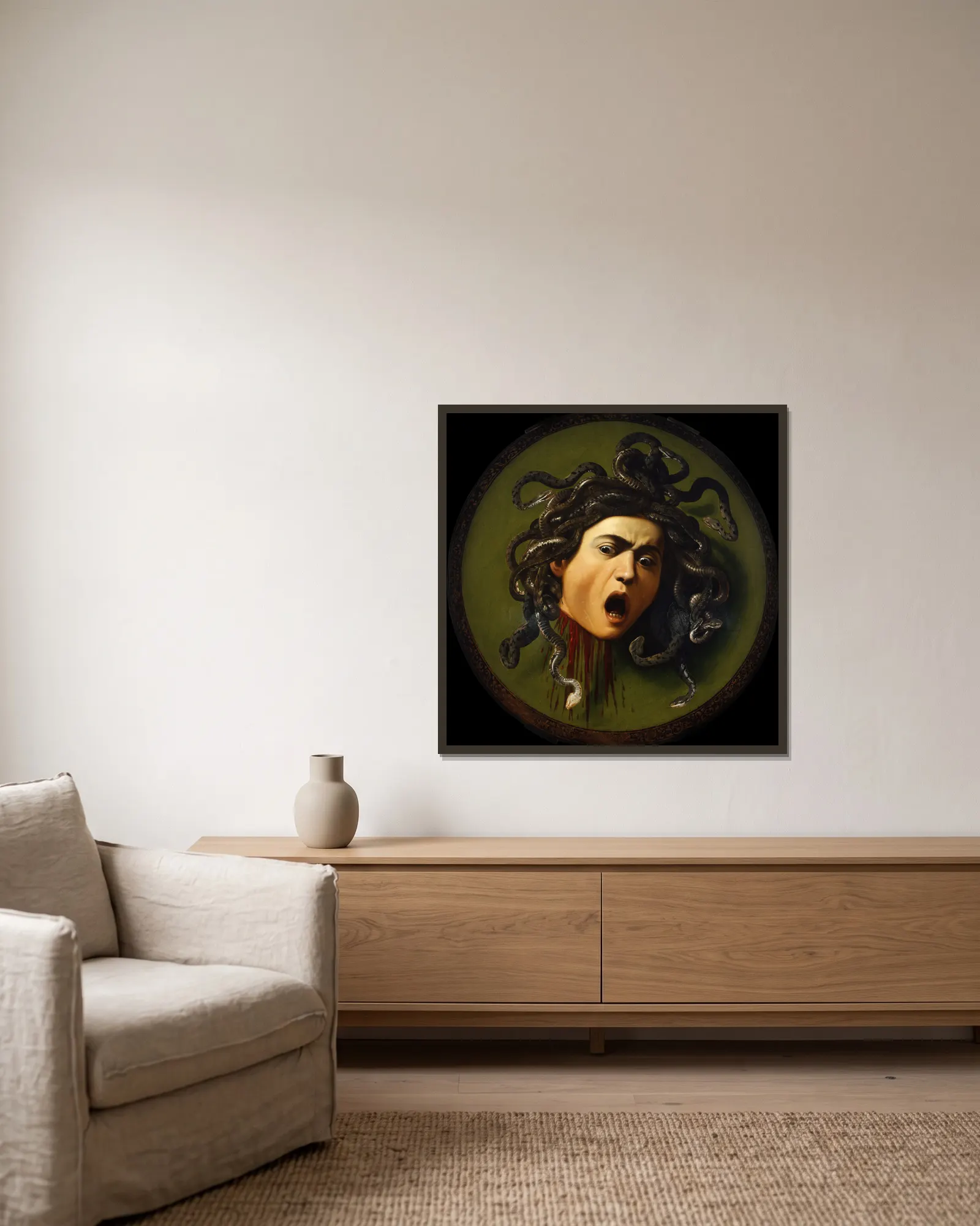 Medusa av Caravaggio inramad på en vägg