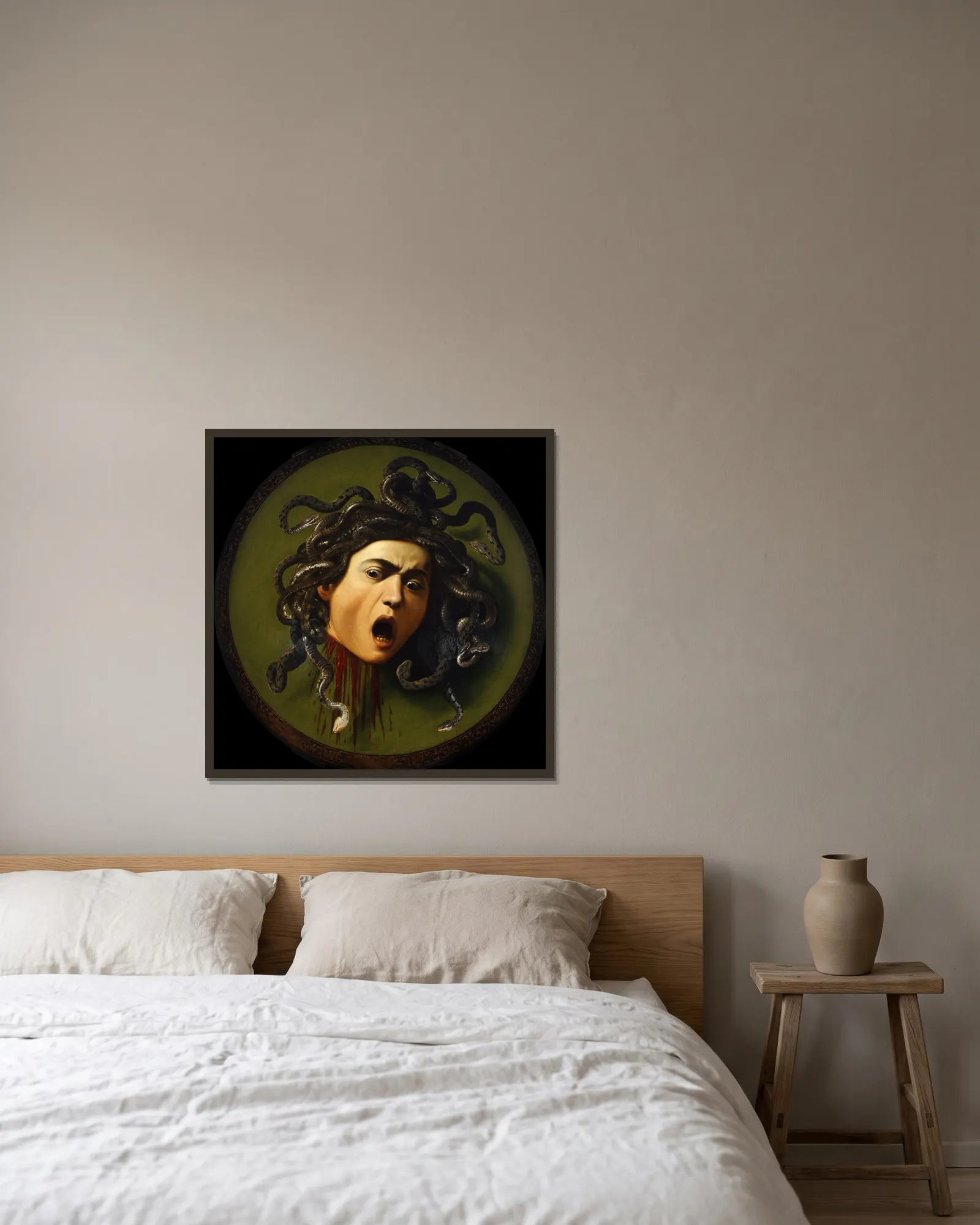 Medusa av Caravaggio inramad på en vägg