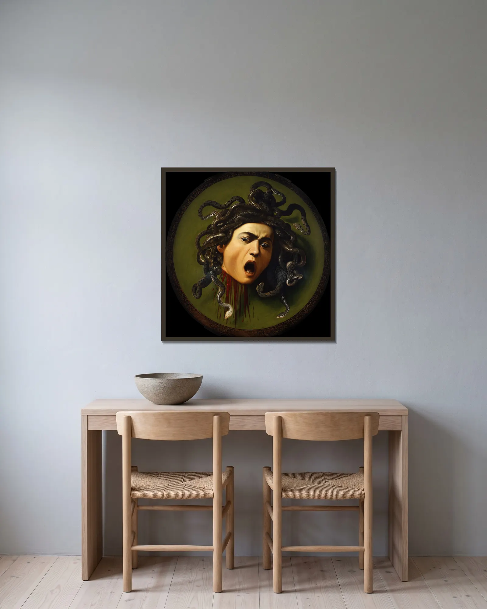 Medusa av Caravaggio inramad på en vägg