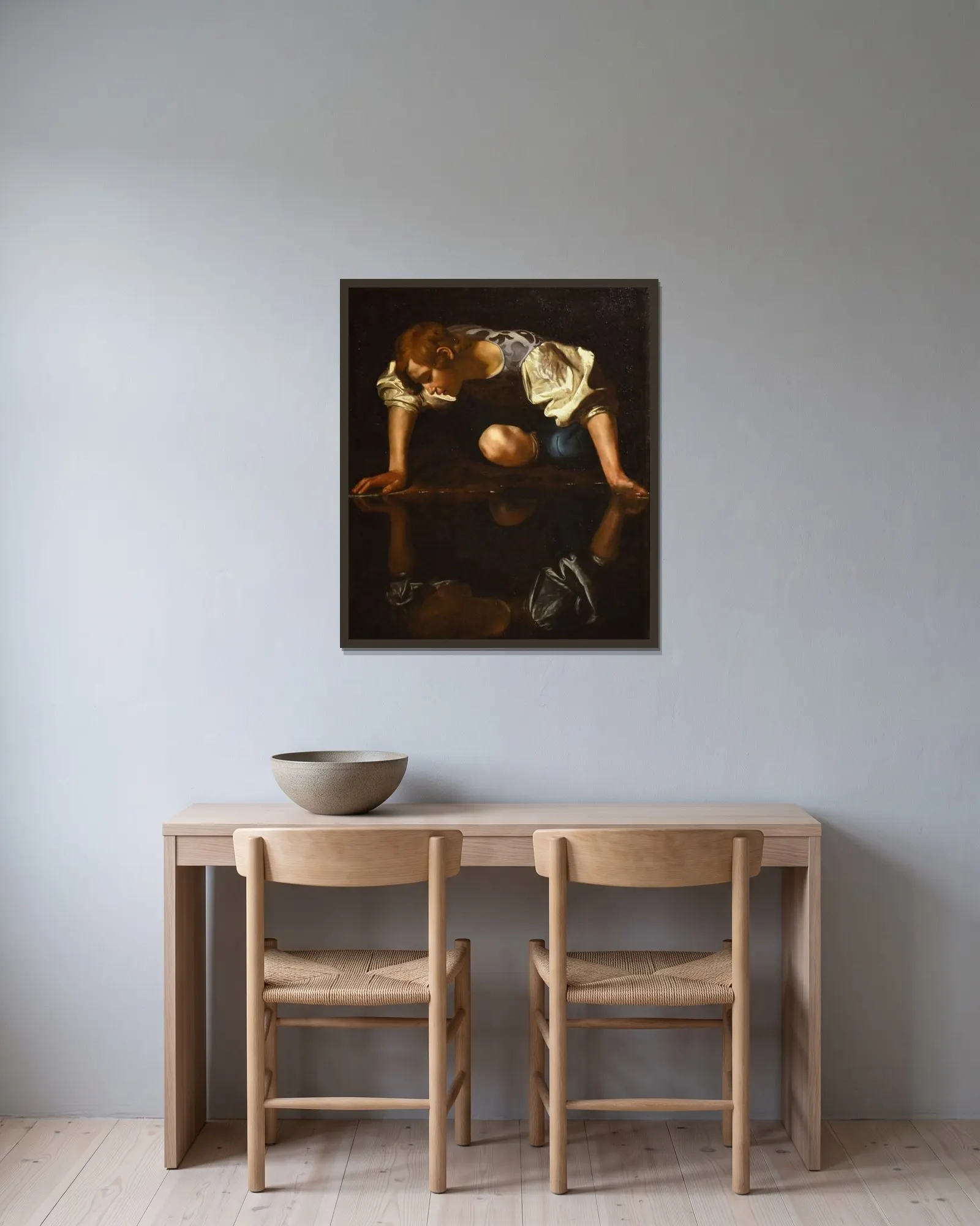 Narcissus av Caravaggio inramad på en vägg