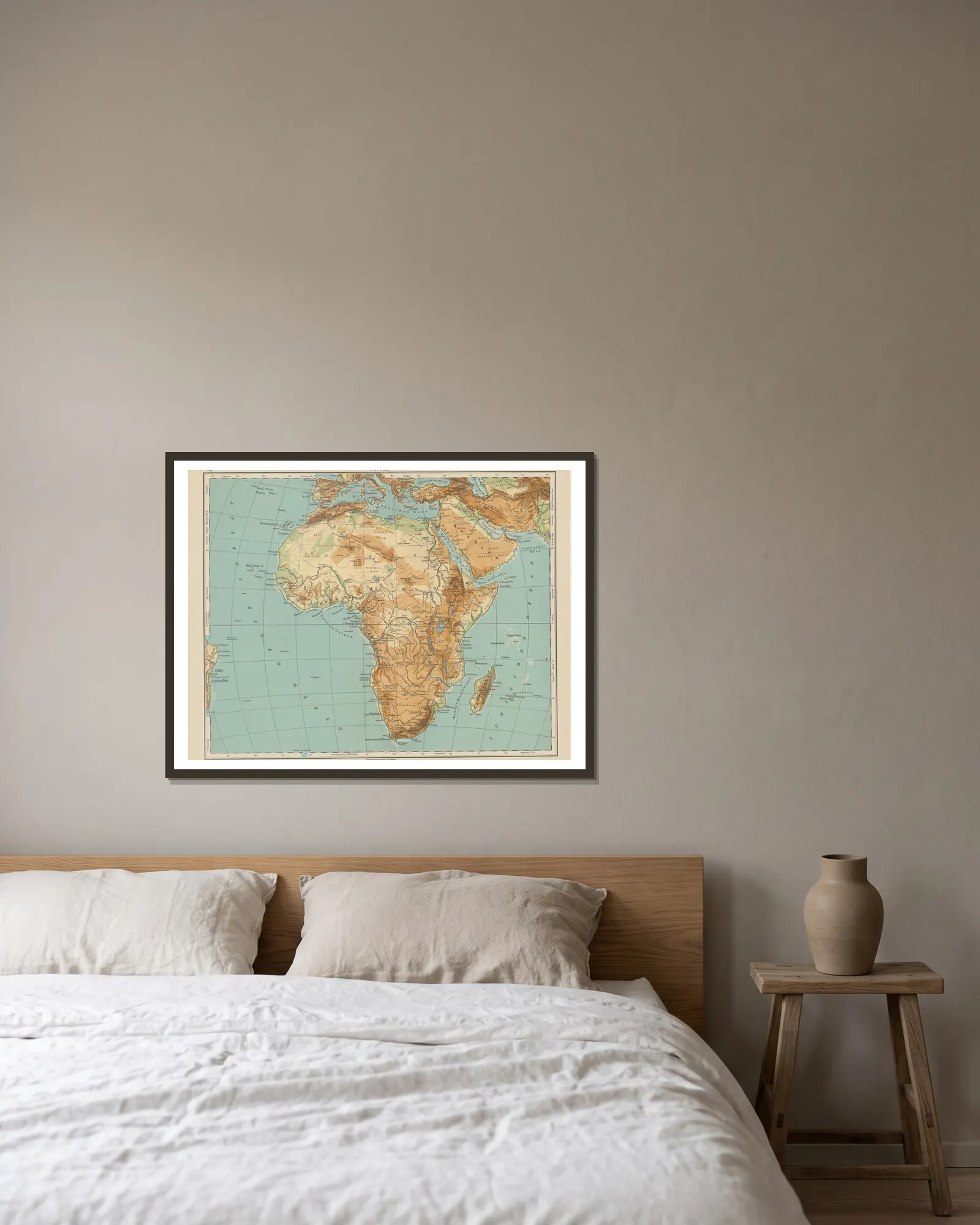 Afrika av Carl Diercke inramad på en vägg